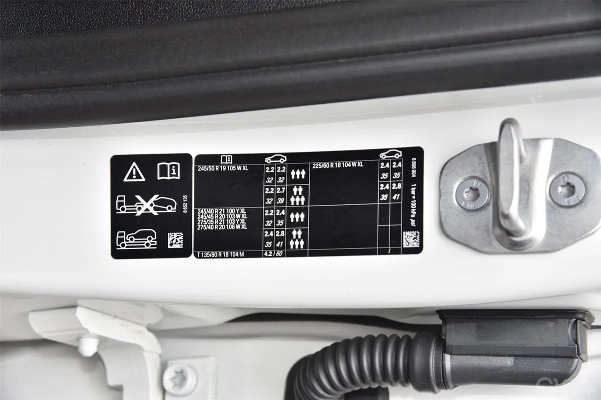 宝马X4改款 xDrive 30i M运动曜夜套装胎压信息铭牌