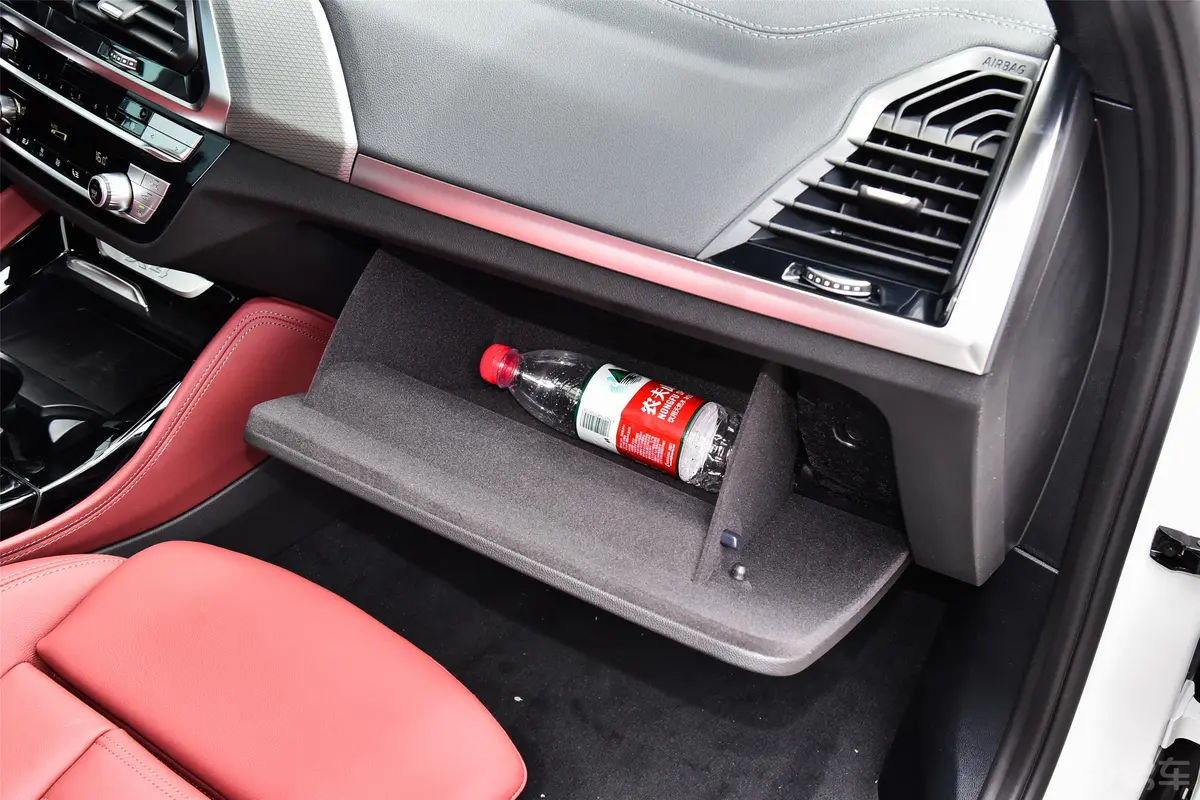 宝马X4改款 xDrive 30i M运动曜夜套装手套箱空间水瓶横置