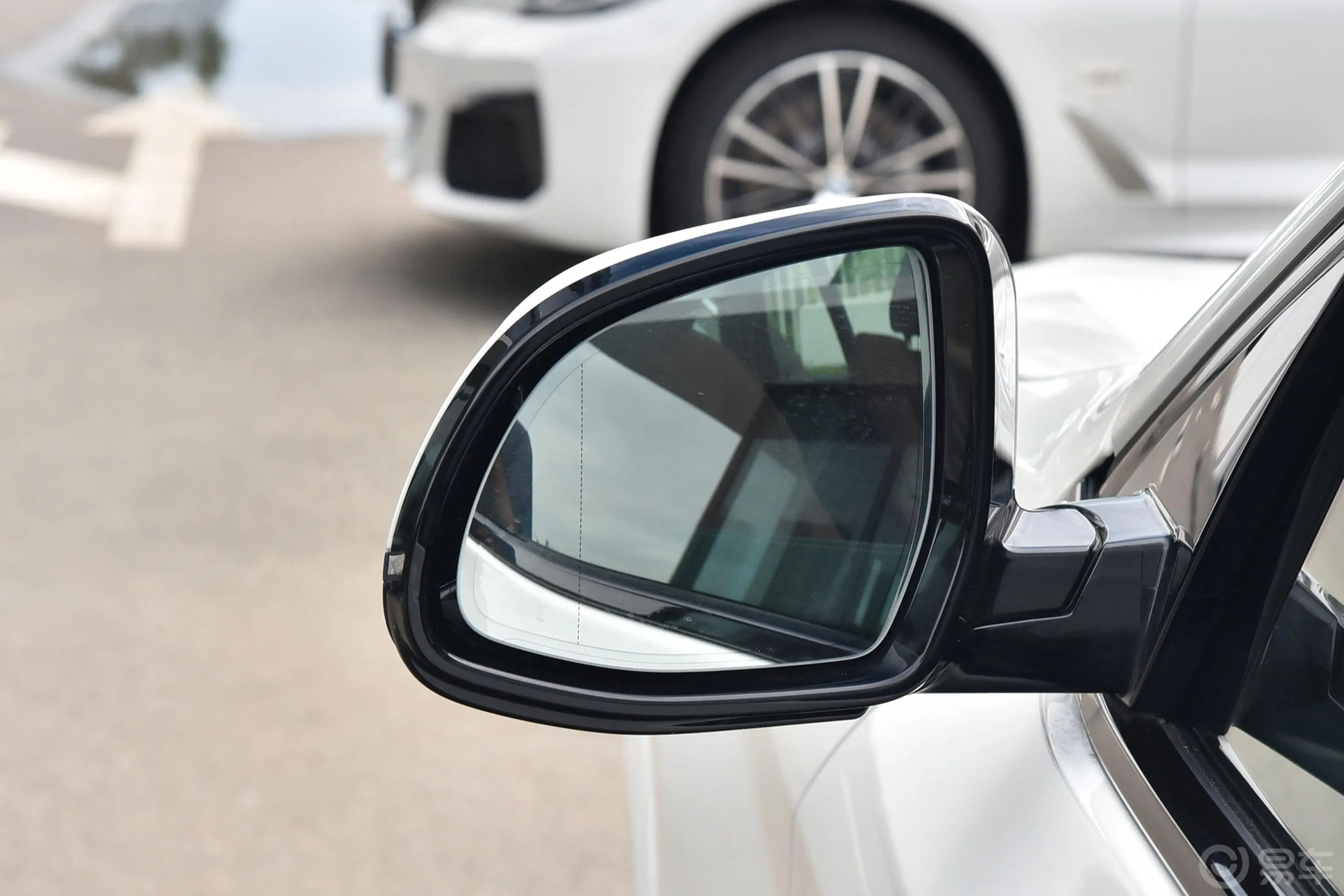 宝马X4改款 xDrive 30i M运动曜夜套装后视镜镜面