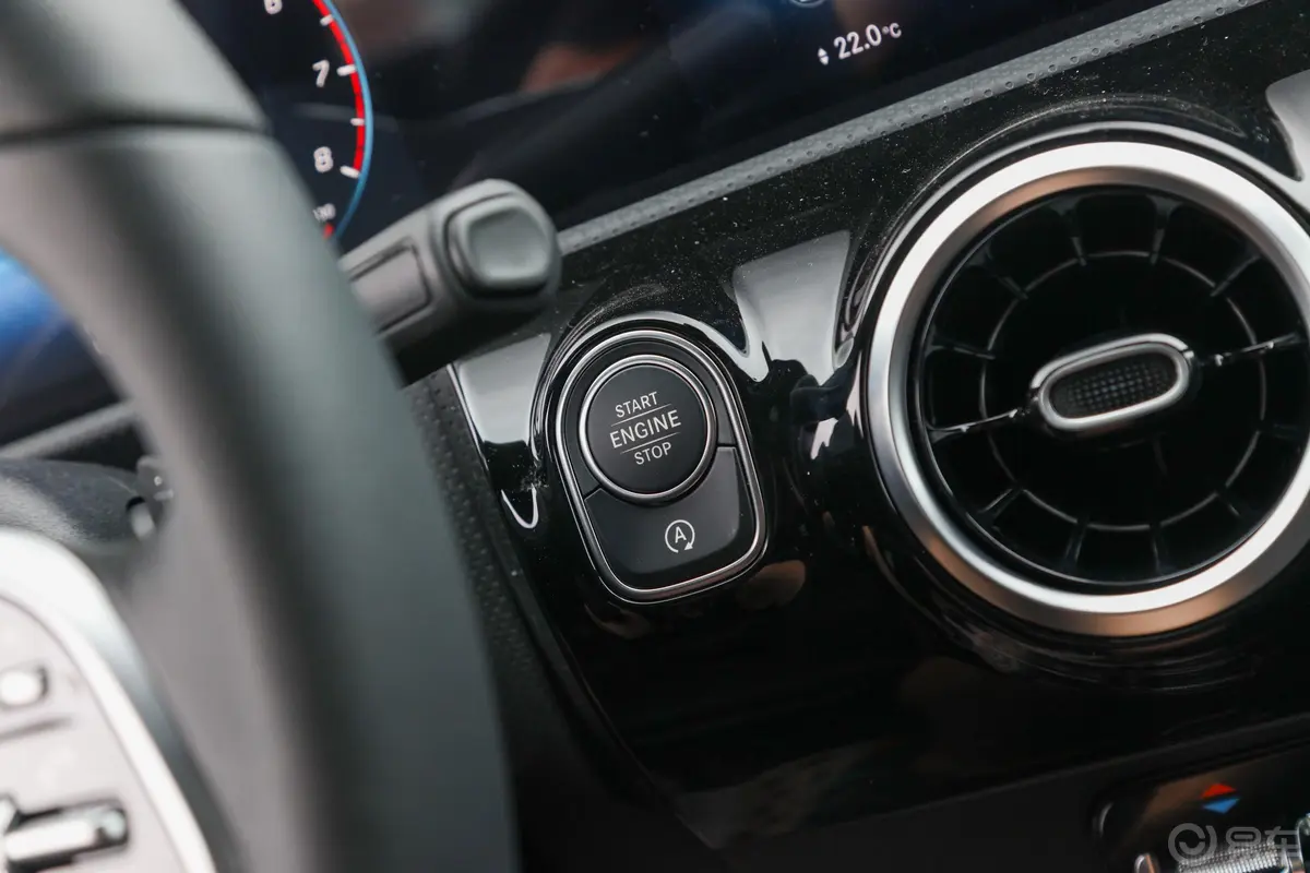 奔驰A级改款 A 180 L 运动轿车钥匙孔或一键启动按键
