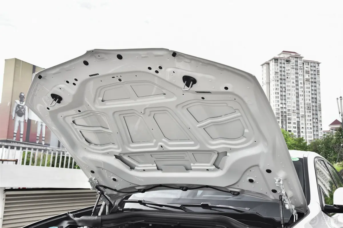 宝马X4改款 xDrive 30i M运动曜夜套装发动机舱盖内侧