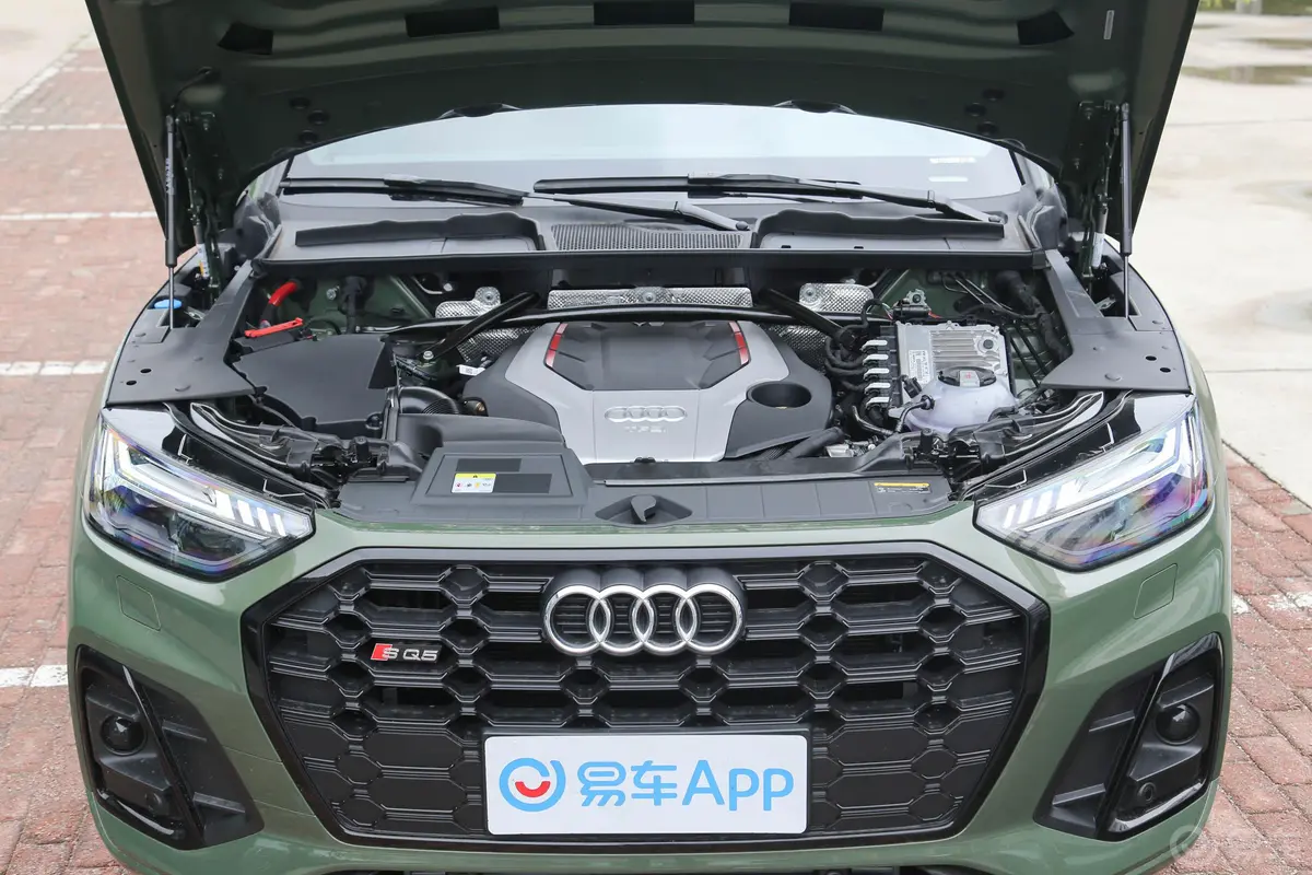 奥迪SQ53.0T quattro发动机舱整体