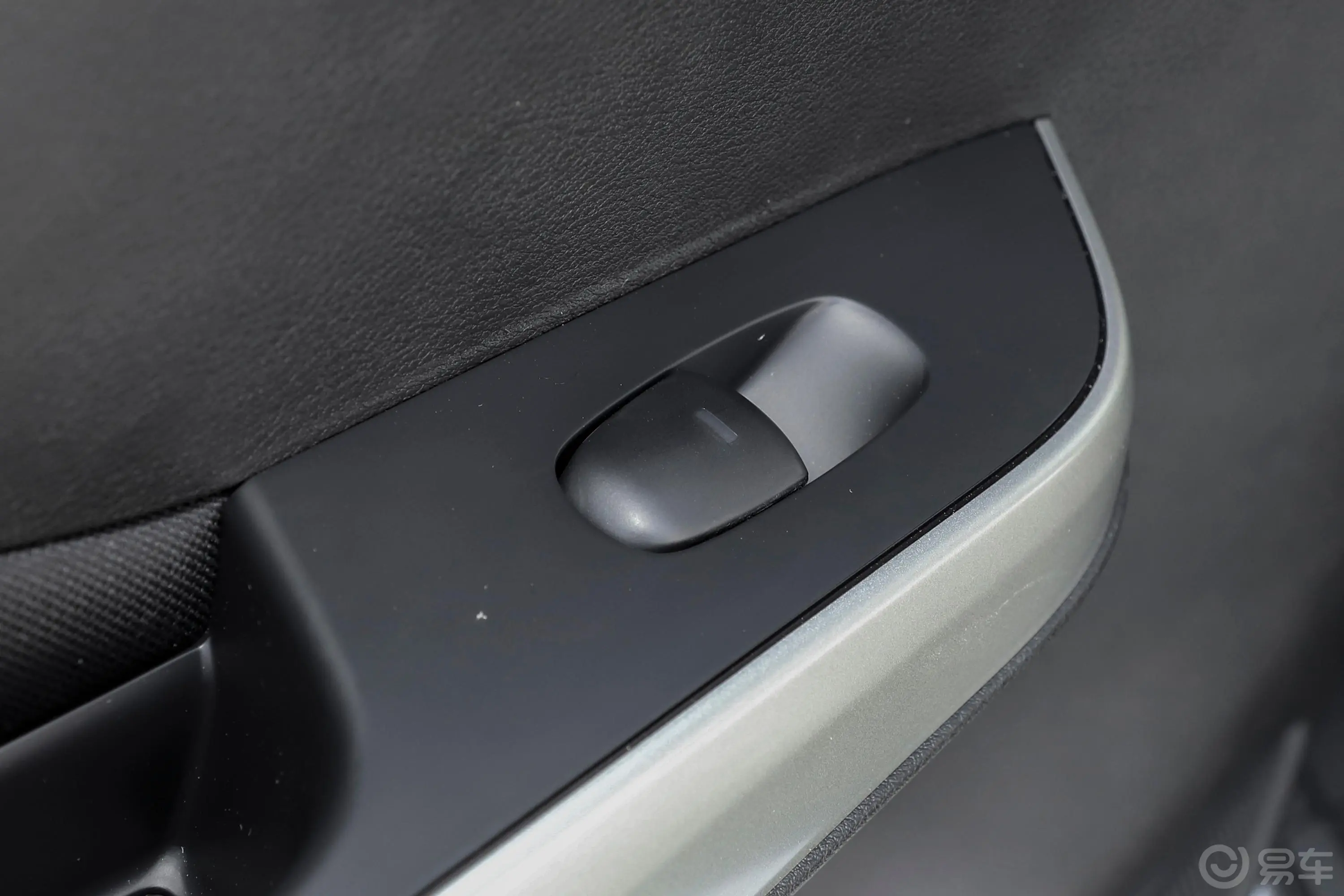 纳瓦拉改款 2.5L 手动两驱舒适型后车窗调节