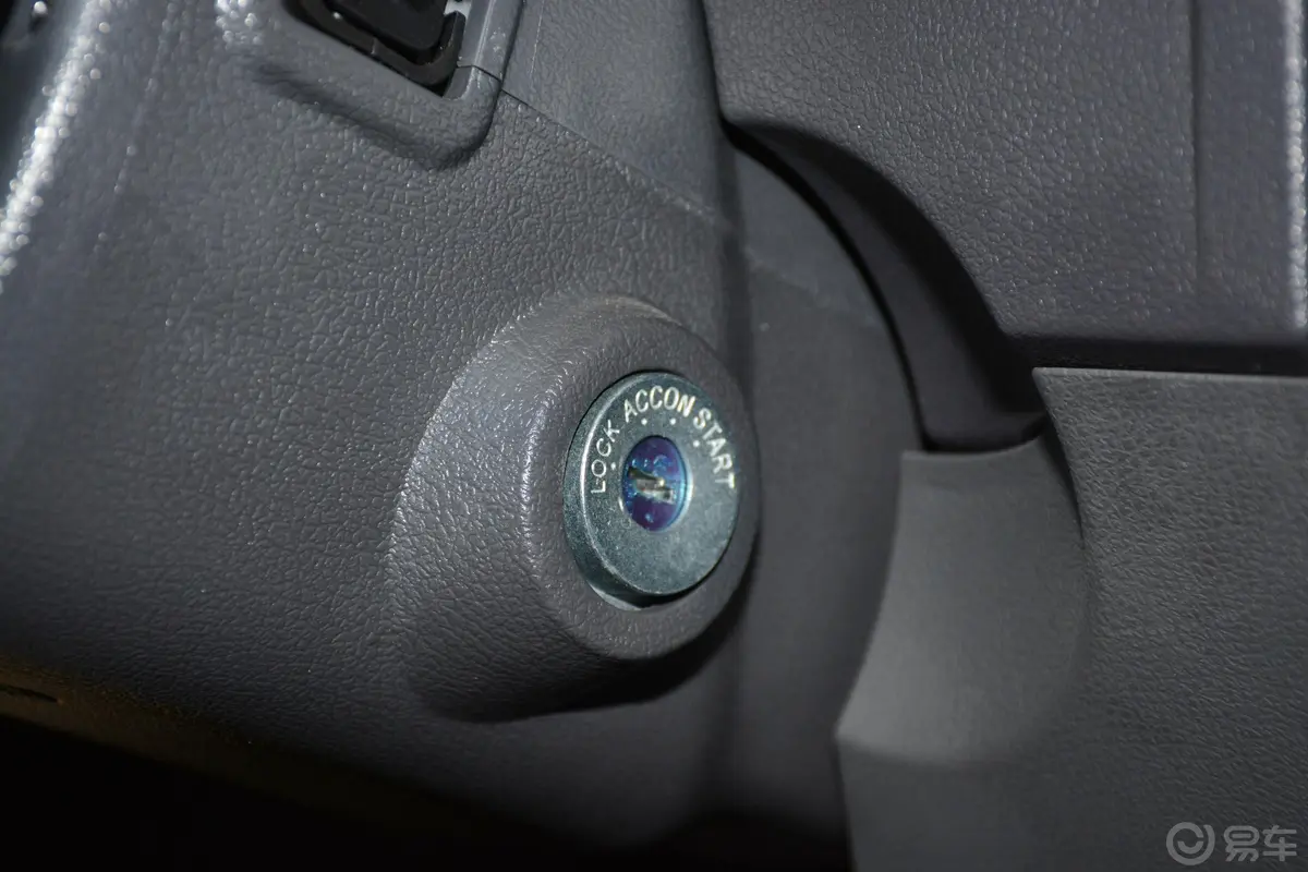 勇士改款 2.4T 手动 四驱 四门汽油版 国VI钥匙孔或一键启动按键