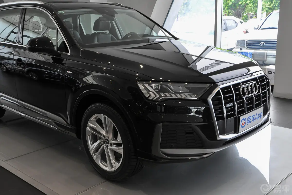 奥迪Q745 TFSI quattro S line运动型前格栅侧俯拍