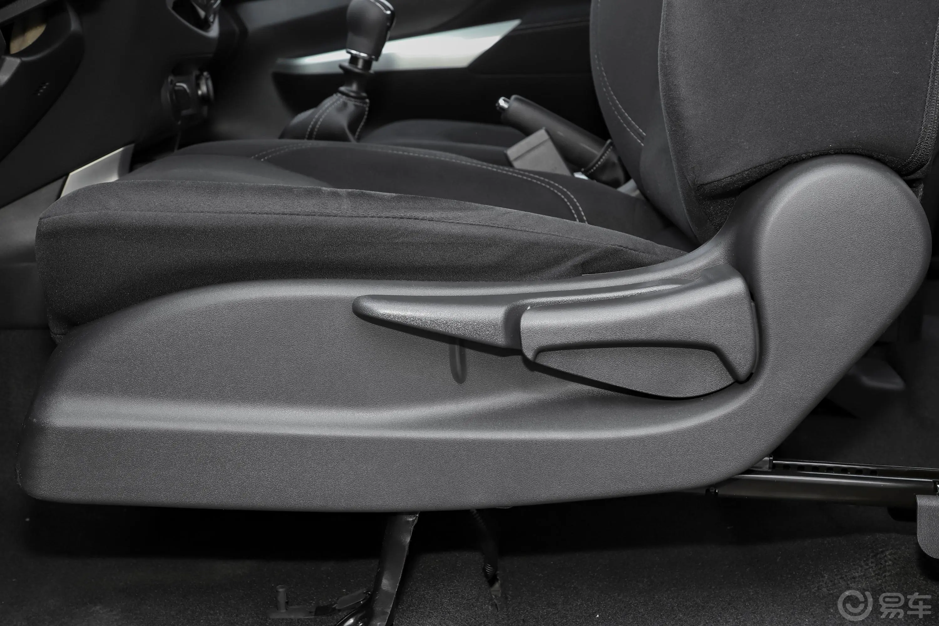 纳瓦拉改款 2.5L 手动四驱尊享型主驾座椅调节