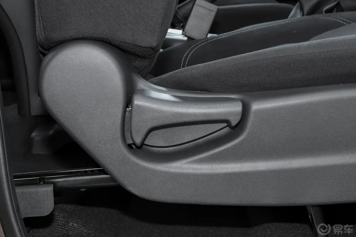 纳瓦拉改款 2.5L 手动四驱尊享型副驾驶座椅