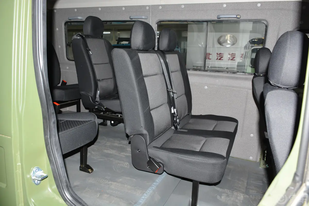 勇士改款 2.4T 手动 四驱 四门汽油版 国VI后排座椅