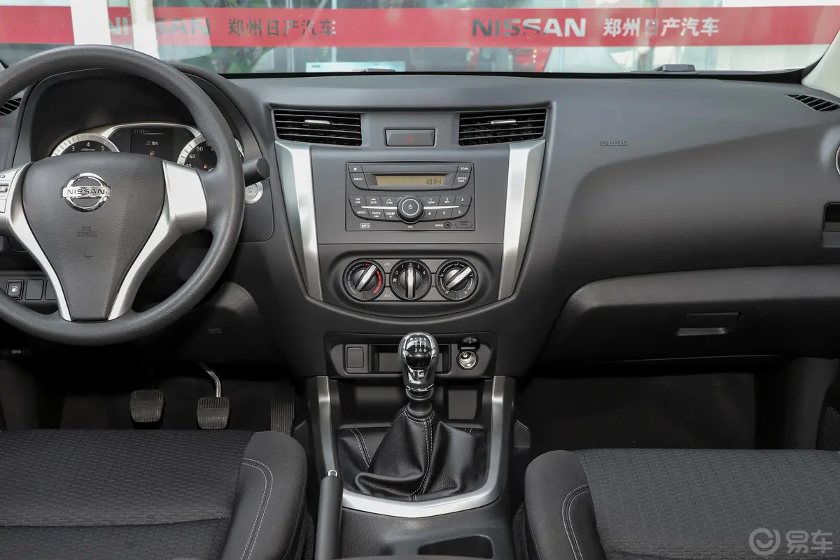 纳瓦拉改款 2.5L 手动两驱舒适型中控台整体