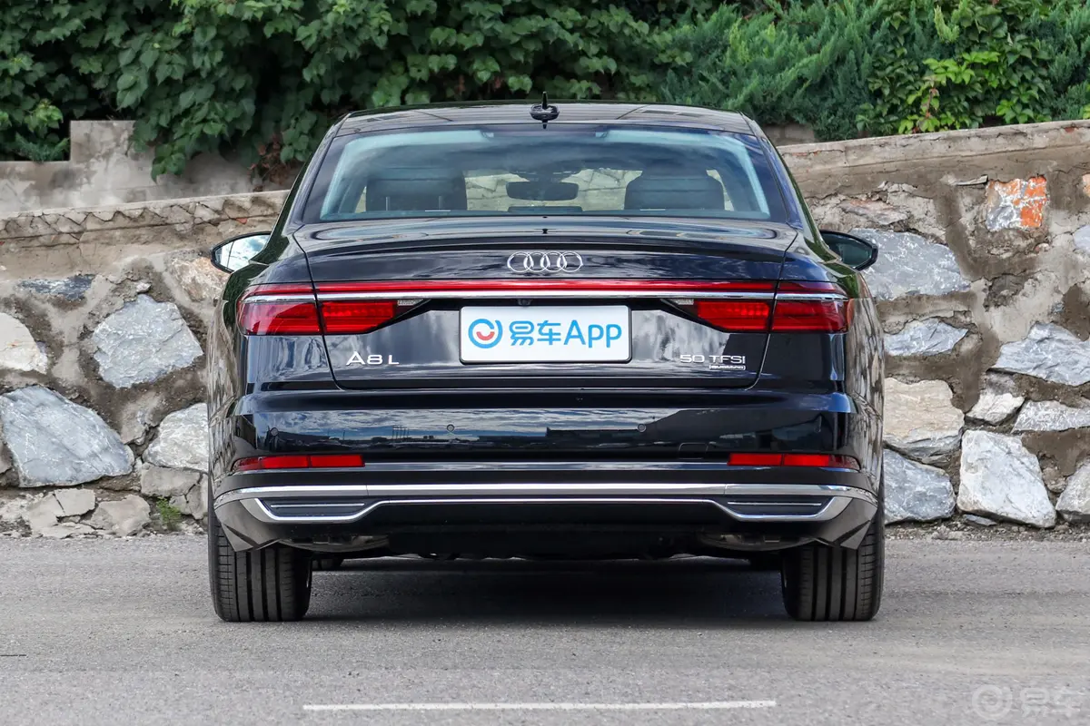 奥迪A8A8L 50 TFSI quattro 豪华型 典藏版正后水平