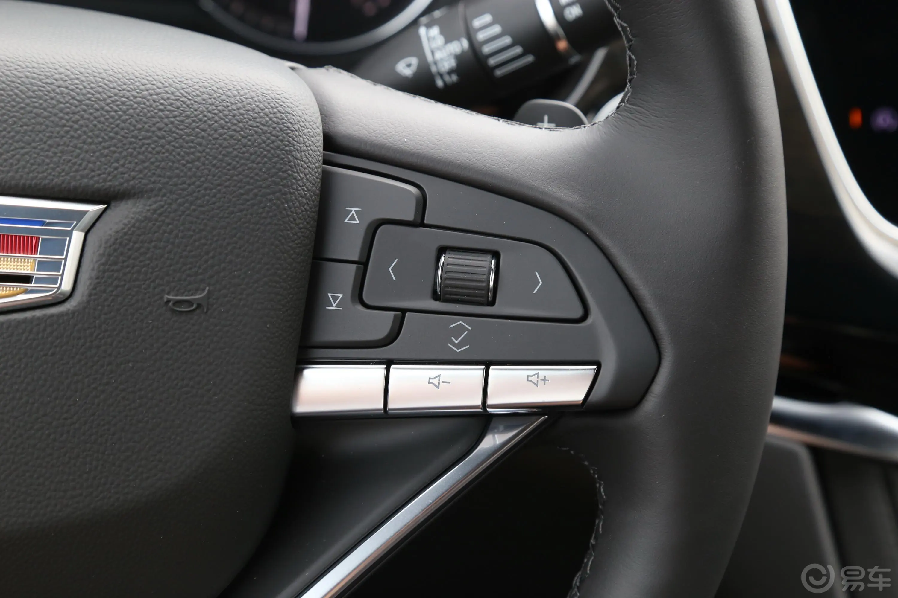 凯迪拉克XT6轻混 2.0T 四驱豪华型 7座右侧方向盘功能按键