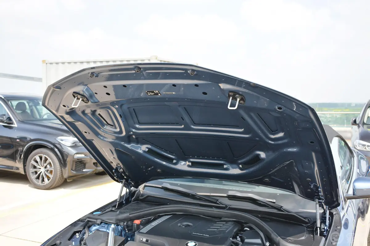 宝马4系改款 敞篷轿跑车 425i M运动套装发动机舱盖内侧