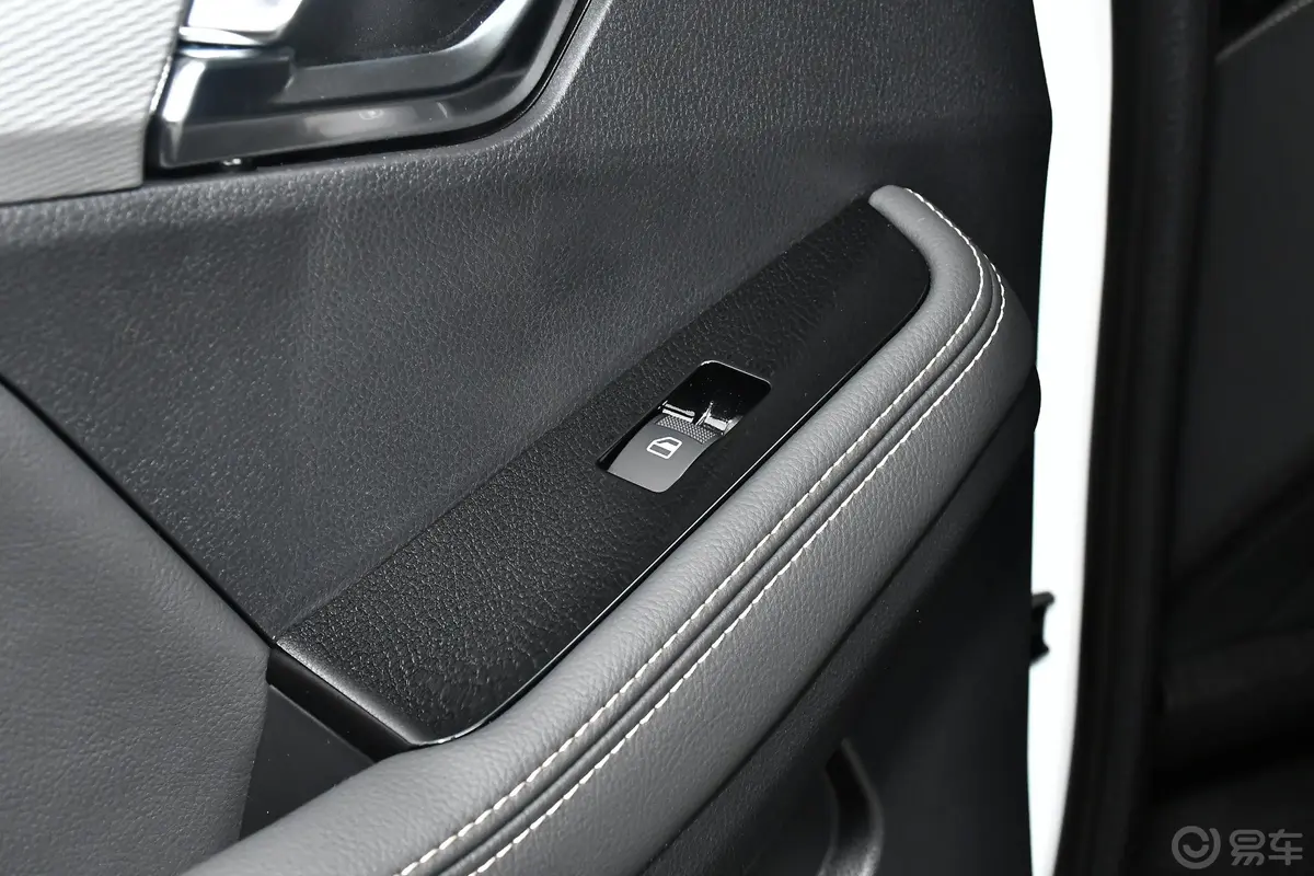 瑞迈2.8T 手动 两驱 标轴舒享版 柴油后车窗调节