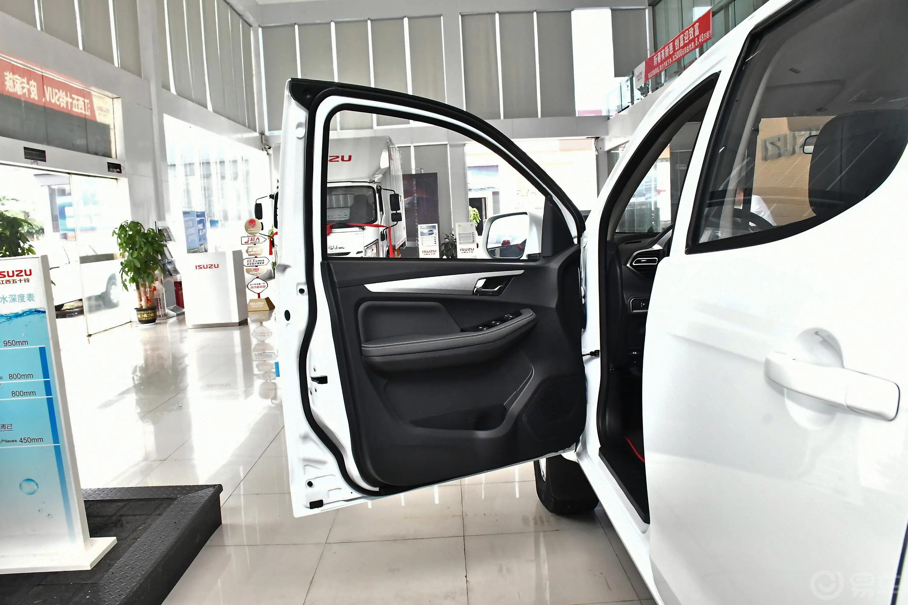 瑞迈2.8T 手动 两驱 标轴舒享版 柴油驾驶员侧前车门