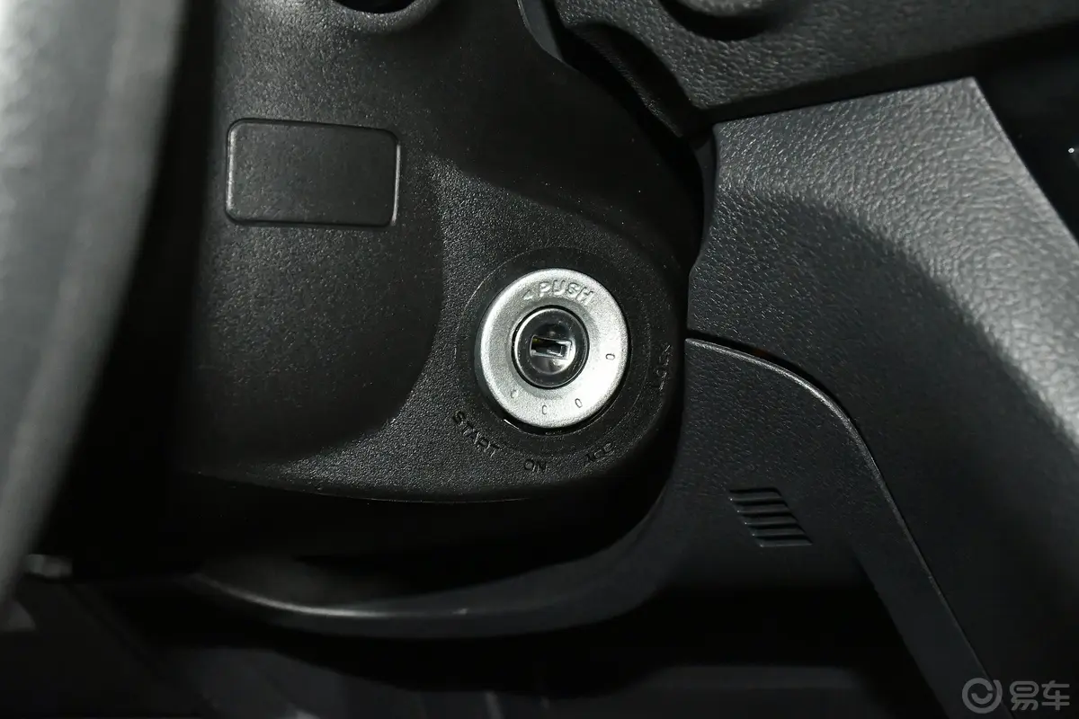 瑞迈2.8T 手动 两驱 标轴舒享版 柴油钥匙孔或一键启动按键