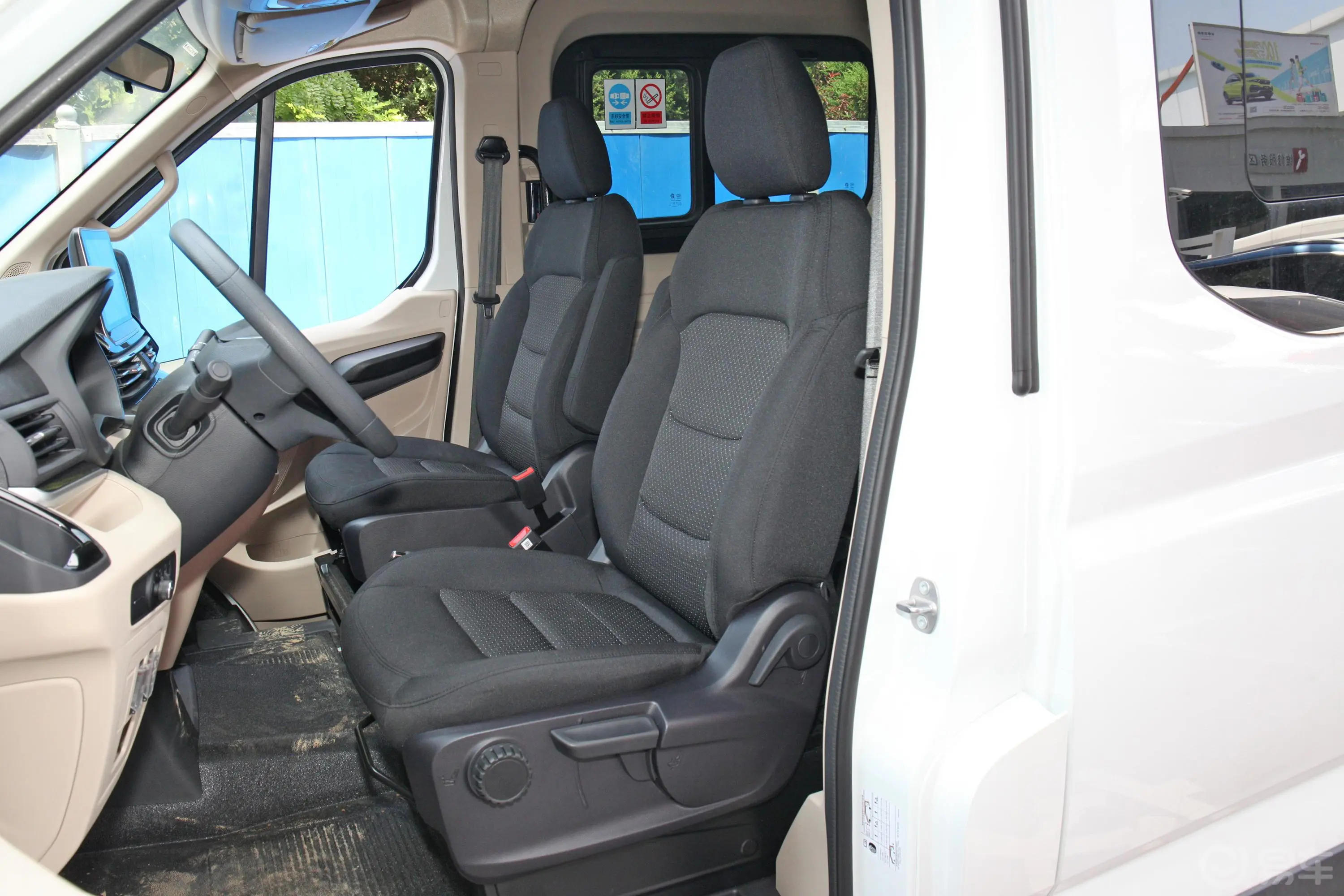 新途EV90电尊王 纯电动客车 非营运版 长轴高顶 14座 88.55kWh驾驶员座椅