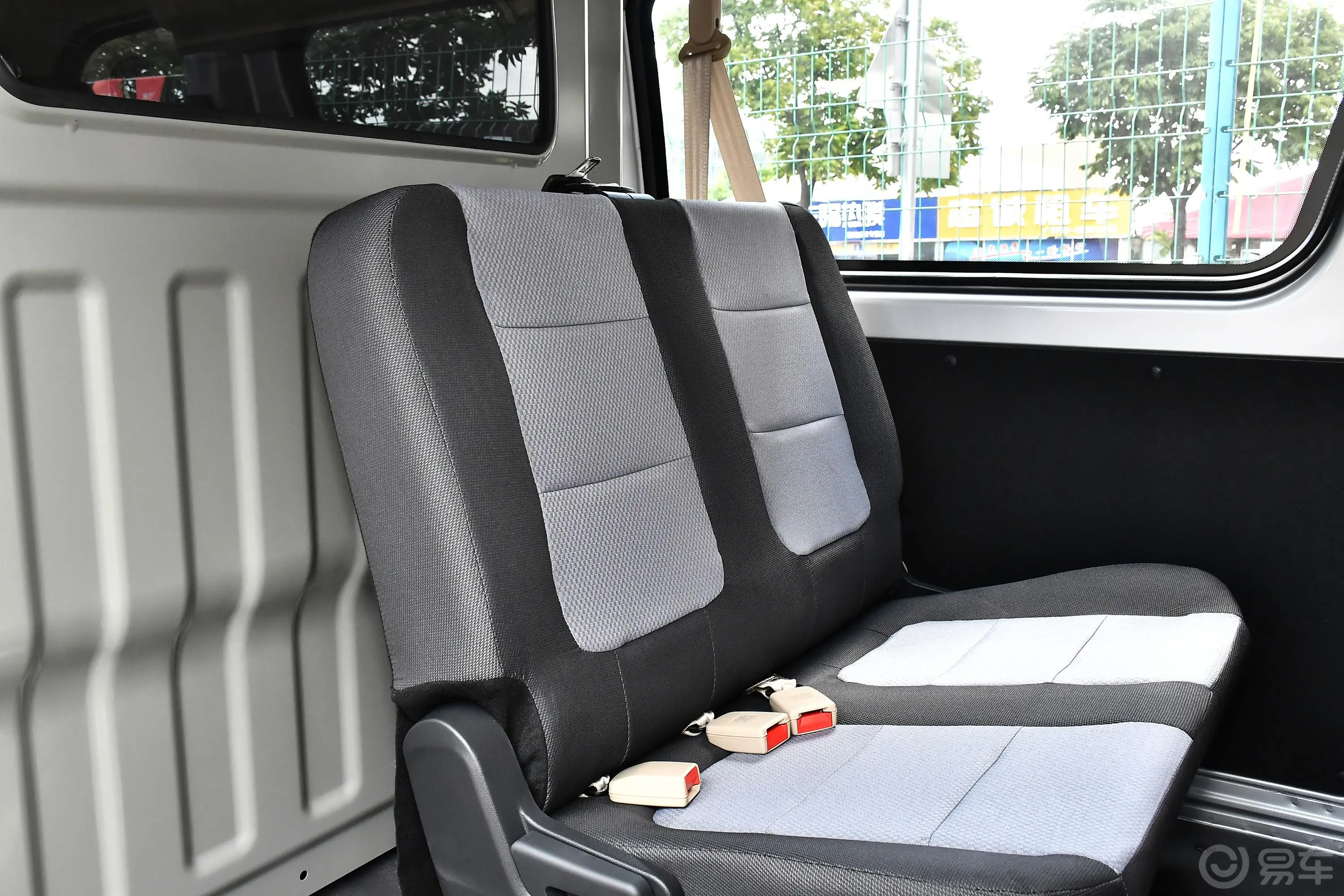 睿行M801.6L 手动 平顶背掀门 单蒸空调 舒适型 4座后排座椅