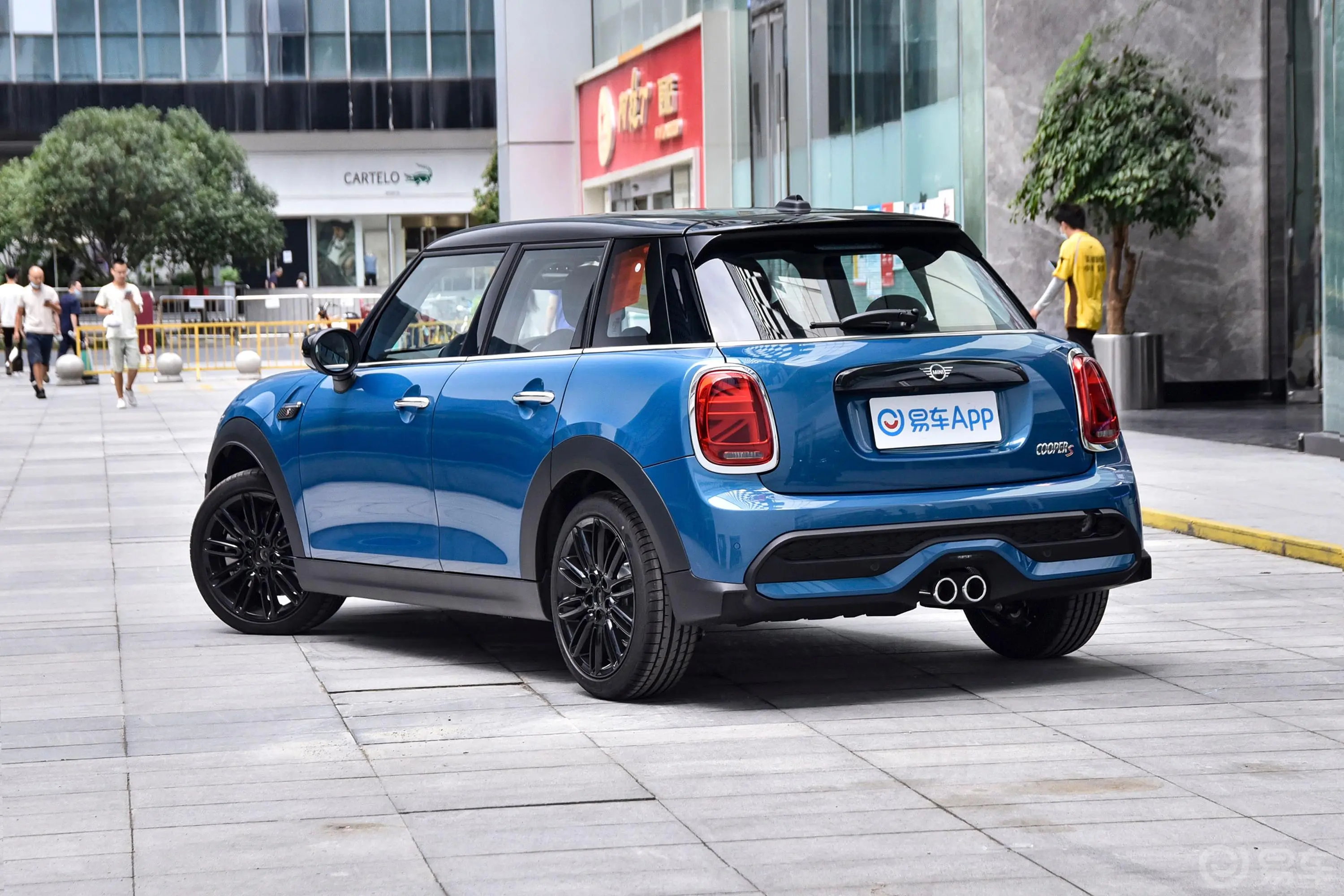 MINI2.0T COOPER S 经典派 五门版侧后45度车头向左水平