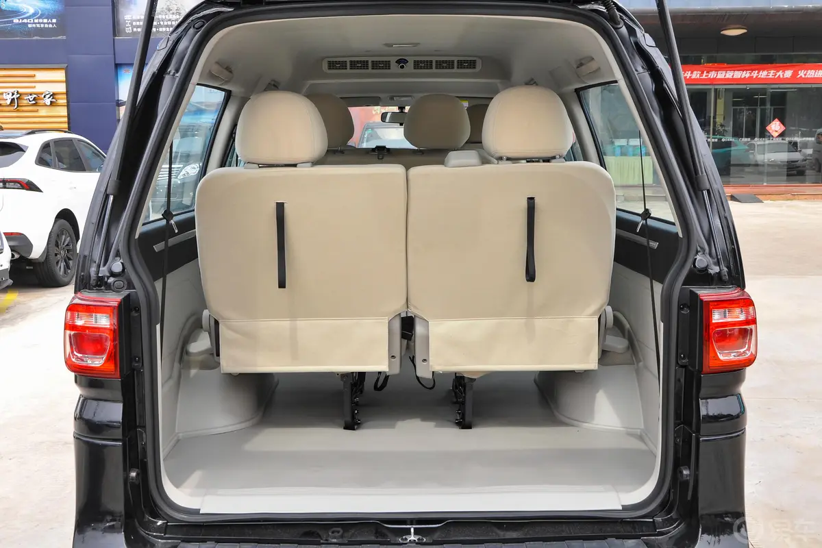 菱智M5 EV客运版 舒适型 7座后备厢空间特写