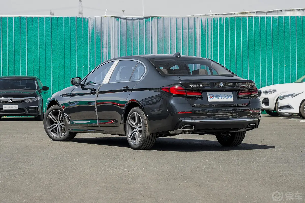 宝马5系改款 530Li xDrive 豪华套装侧后45度车头向左水平