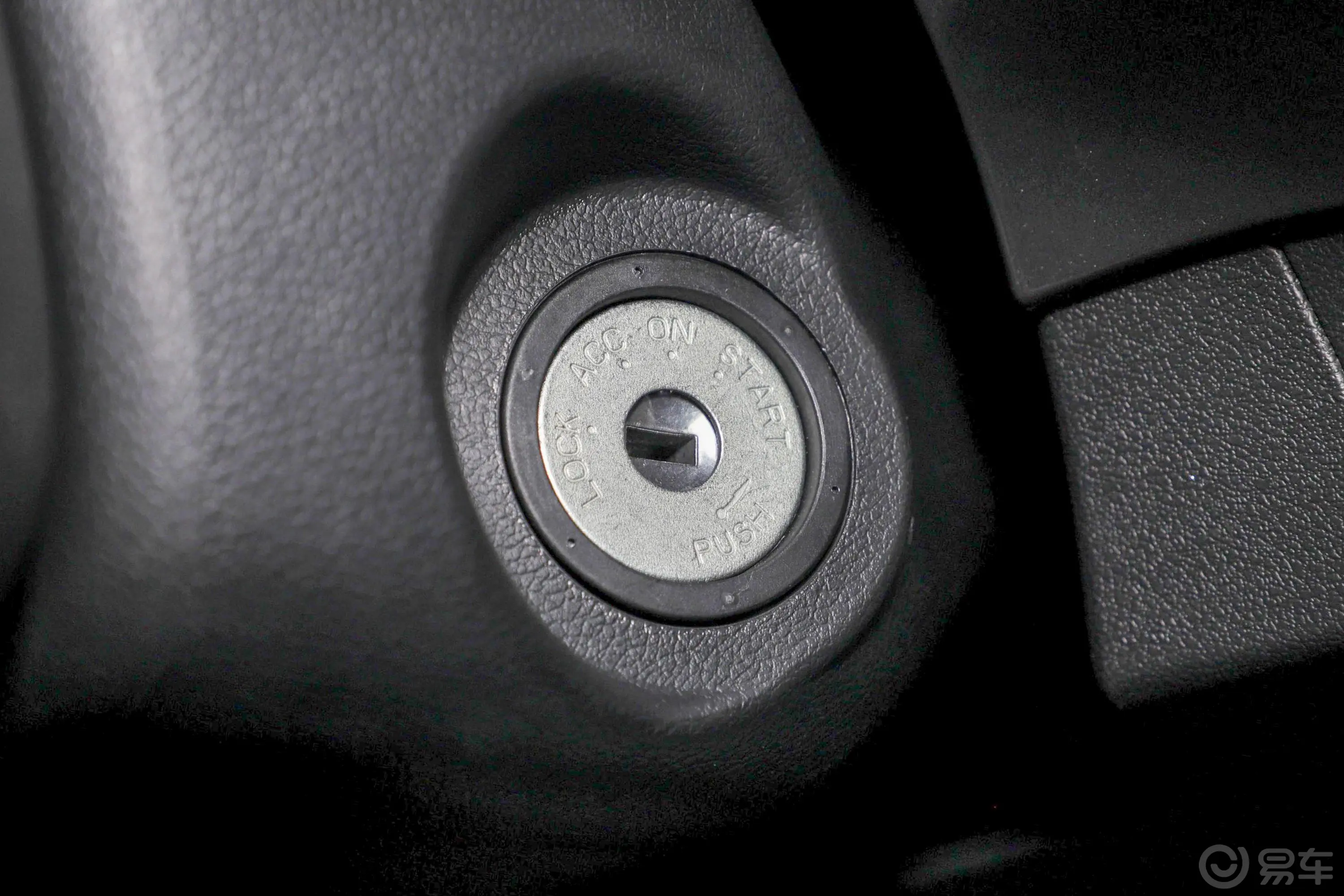 风骏52.4L 手动 两驱 平底货箱 进取型 汽油钥匙孔或一键启动按键