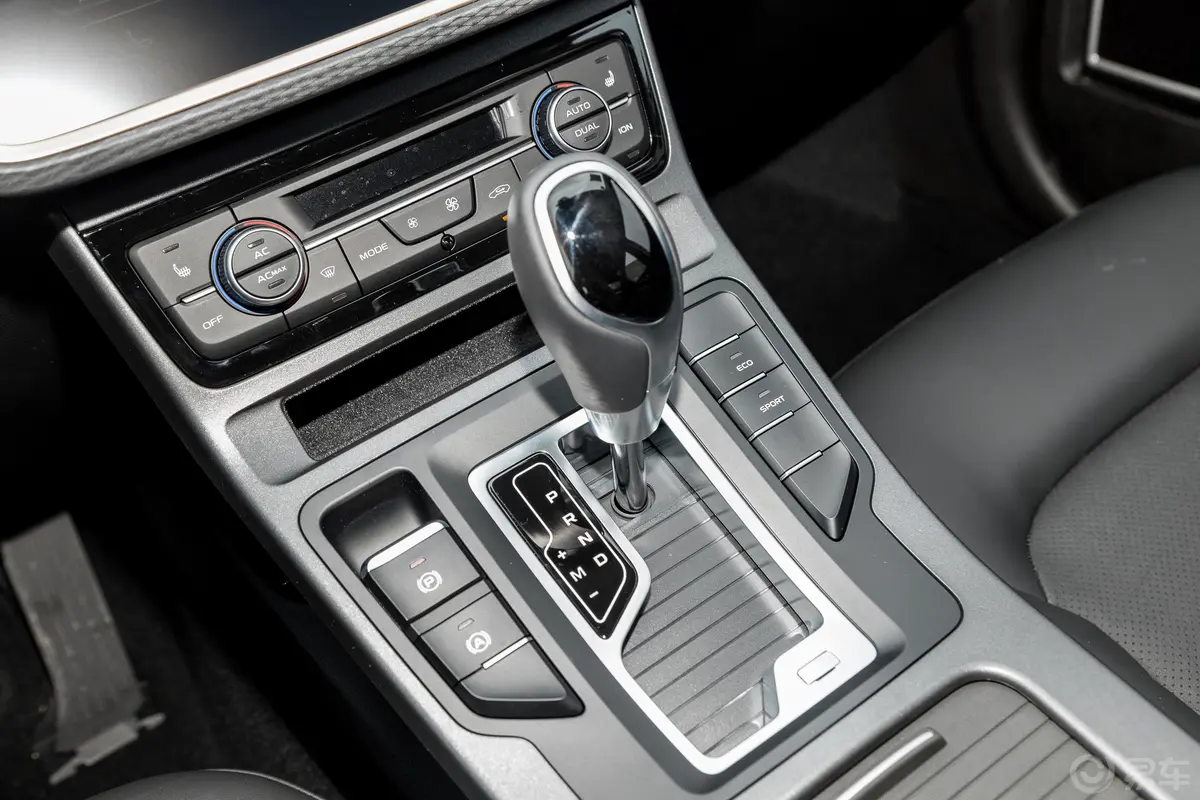 帝豪GLUP 1.4T CVT 领曜型换挡装置