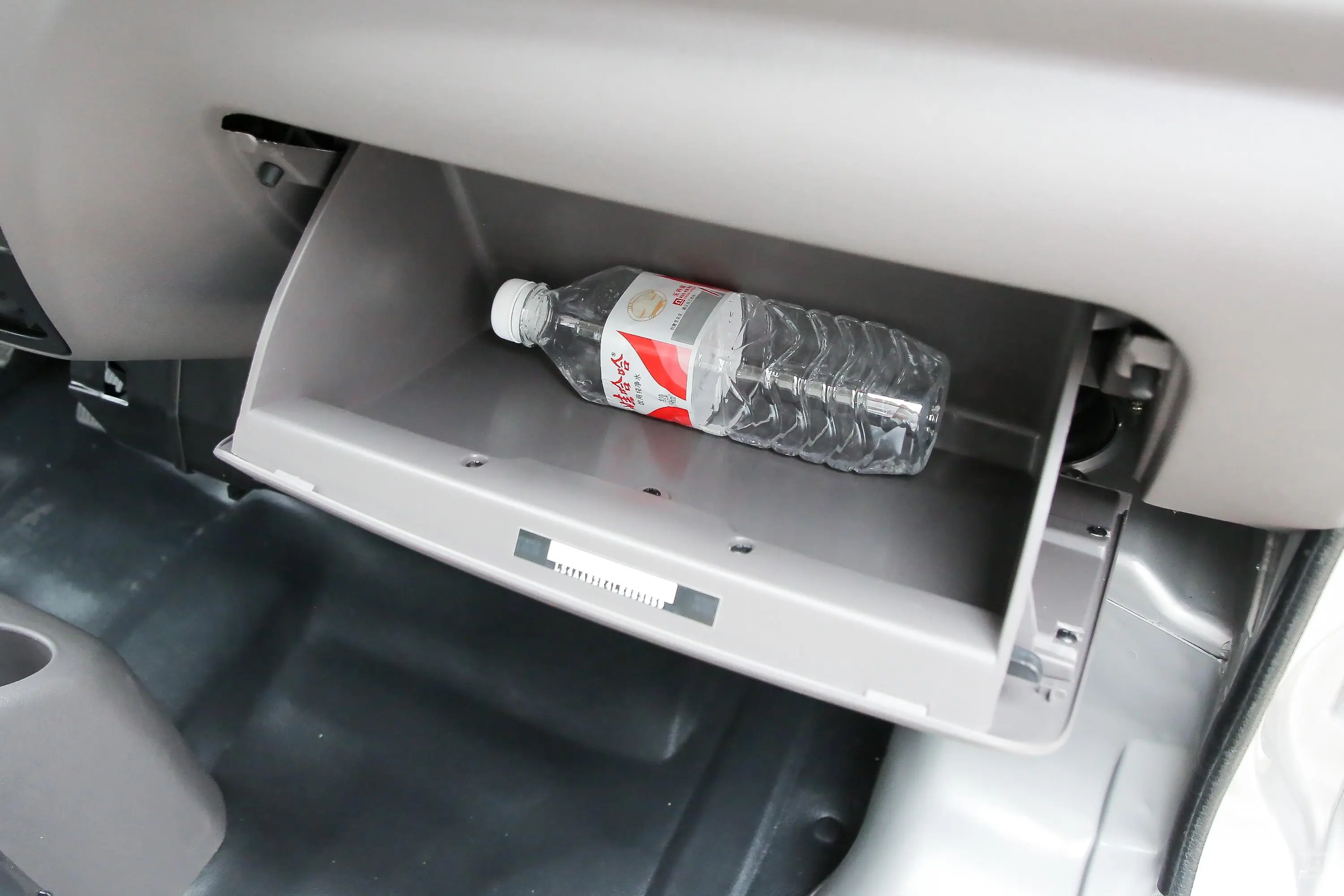 长安V3渝安1.2L 91马力 厢货 单排 畅享版 汽油 国Ⅵ手套箱空间水瓶横置
