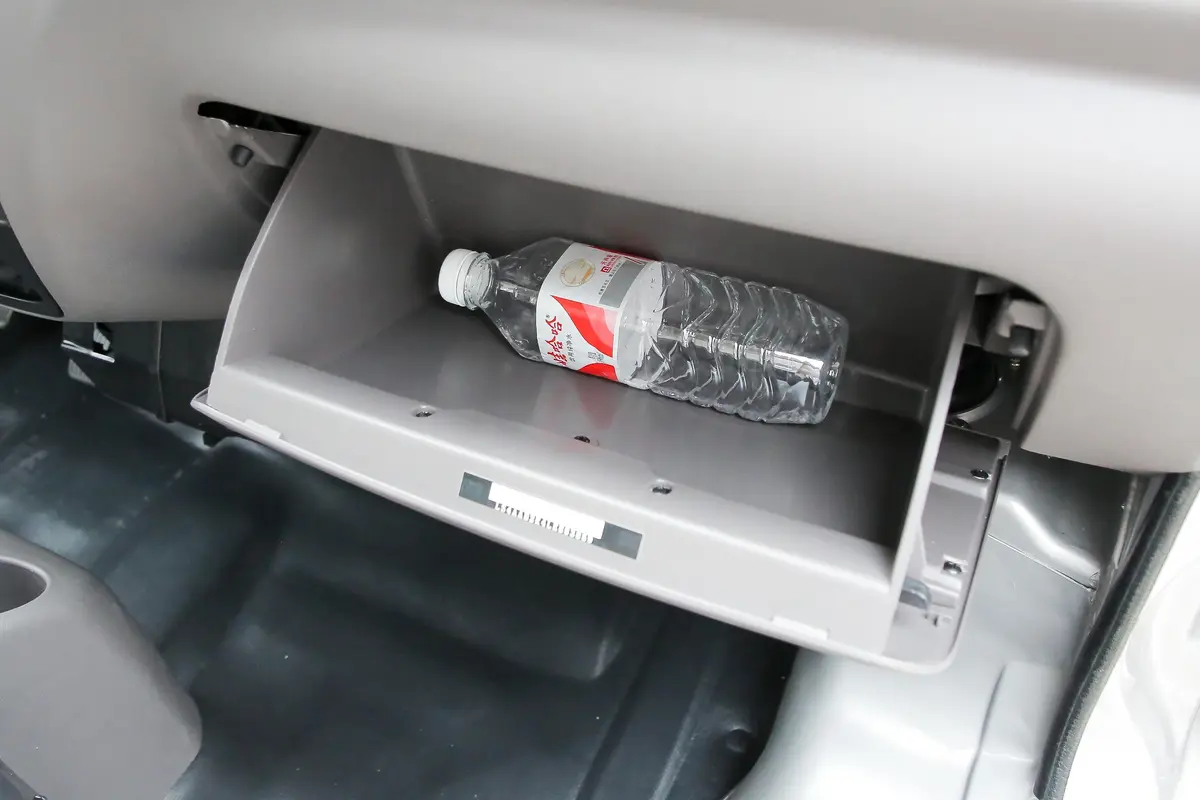 长安V3渝安1.2L 91马力 厢货 单排 畅享版 汽油 国Ⅵ手套箱空间水瓶横置