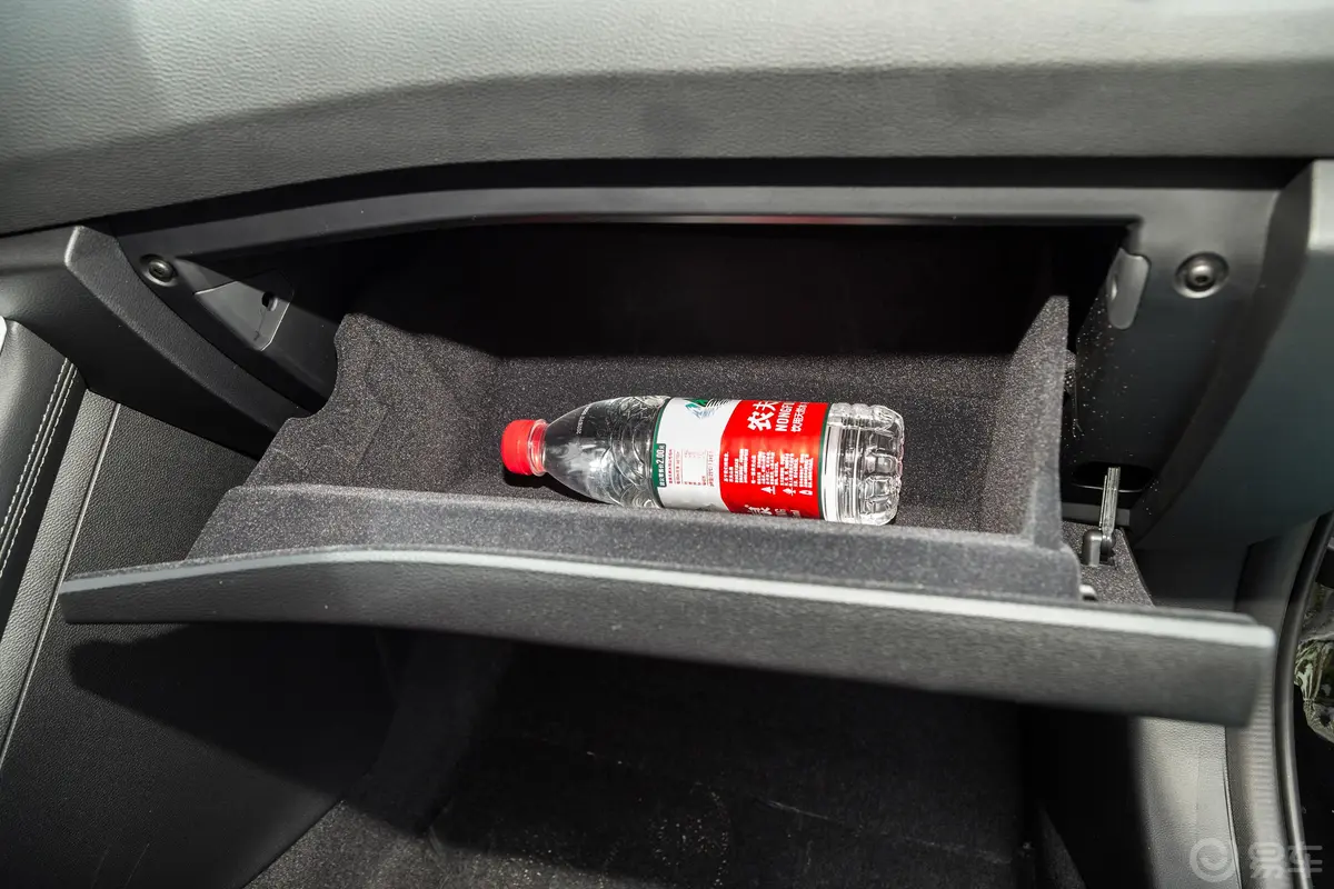 红旗H5经典经典款 1.8T 自动智联旗畅版手套箱空间水瓶横置