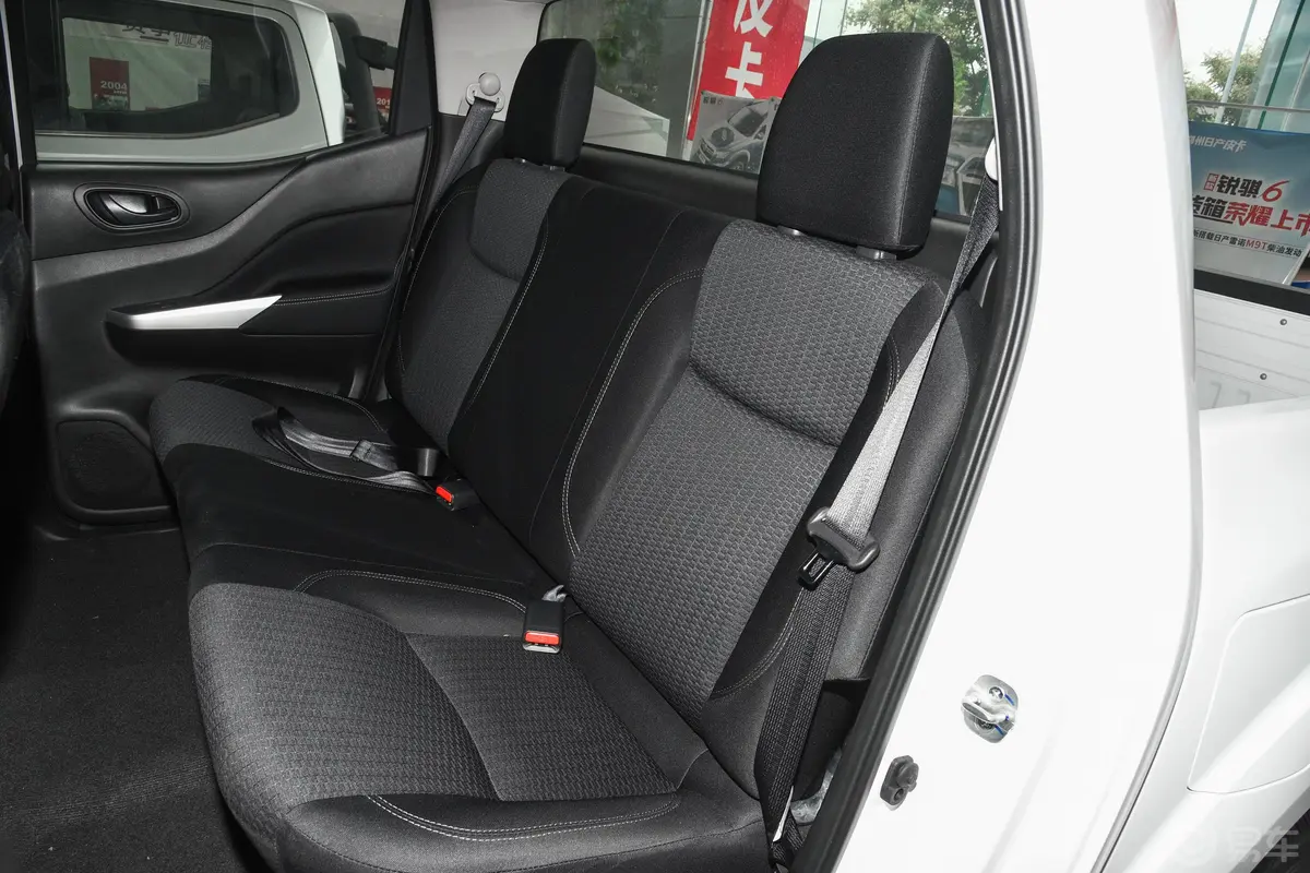 纳瓦拉改款 2.5L 手动四驱舒适型后排座椅