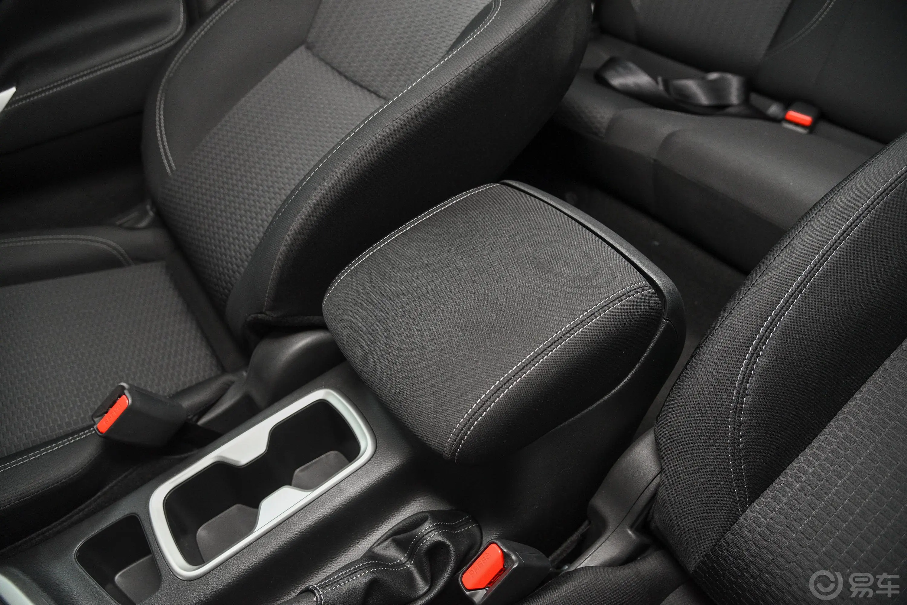 纳瓦拉改款 2.5L 手动四驱舒适型前排中央扶手
