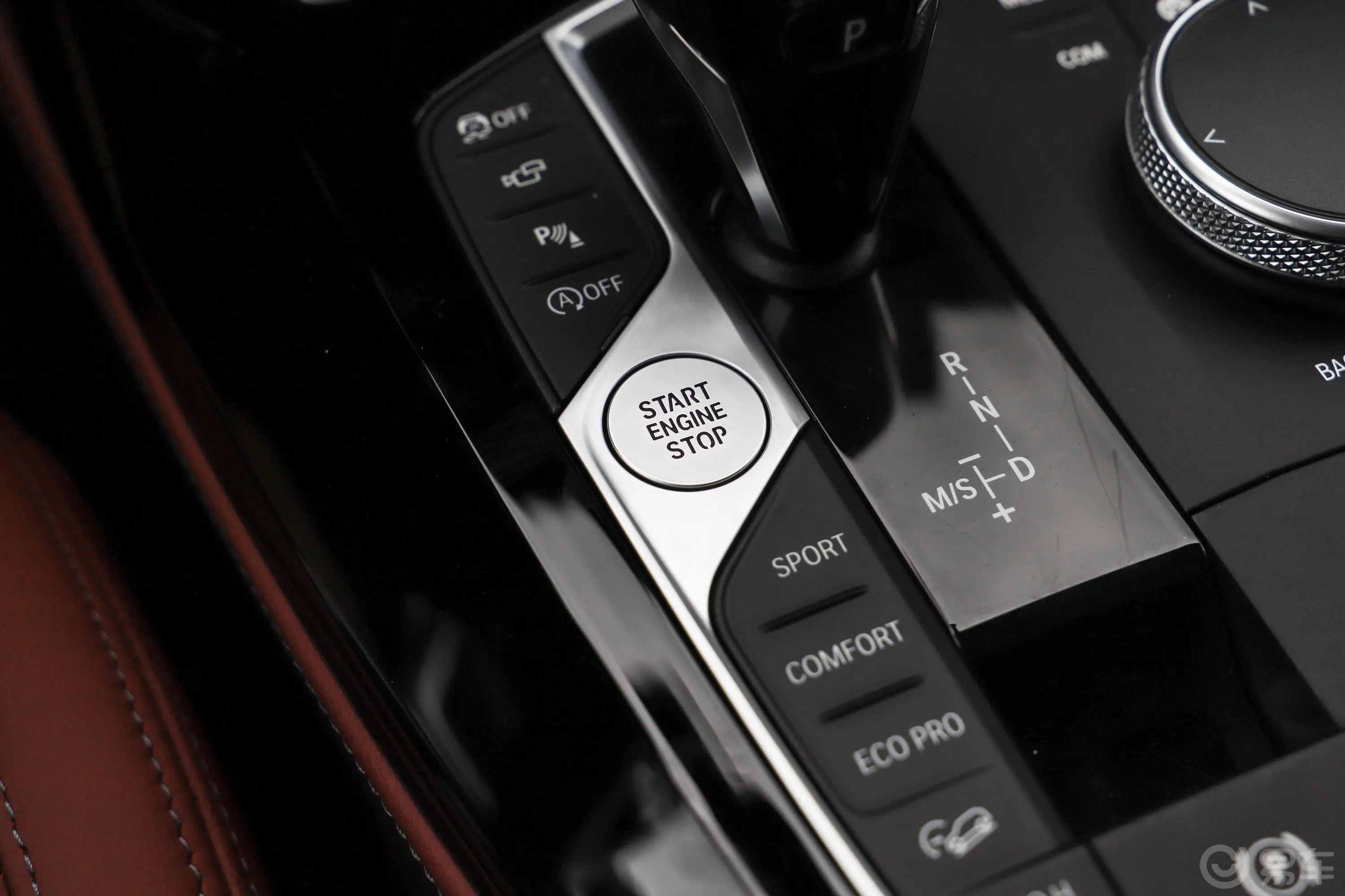 宝马X4xDrive 30i M运动曜夜套装钥匙孔或一键启动按键