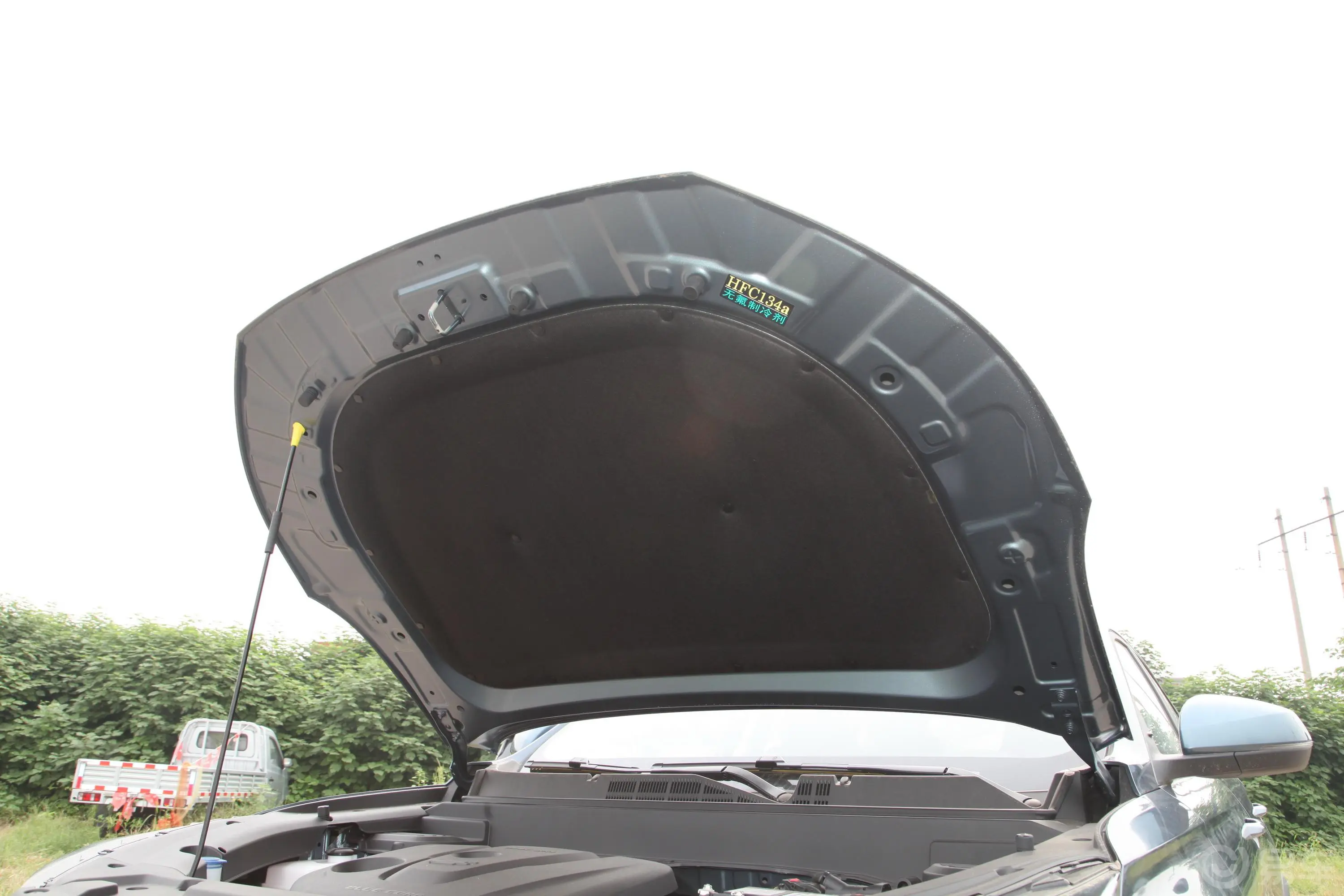 长安欧尚X5改款 1.6L 手动豪华型发动机舱盖内侧