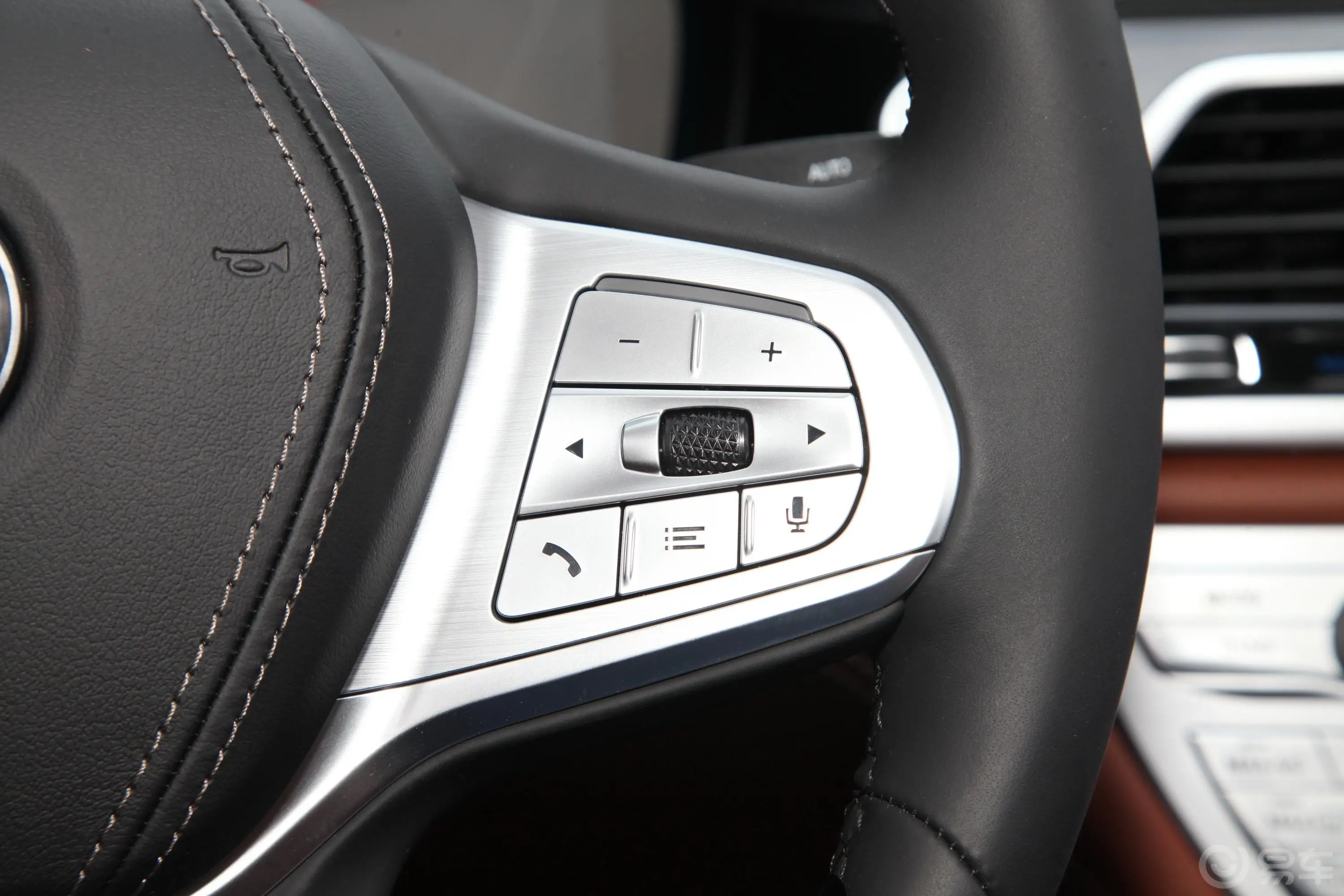 宝马7系740Li xDrive 行政型 豪华套装右侧方向盘功能按键