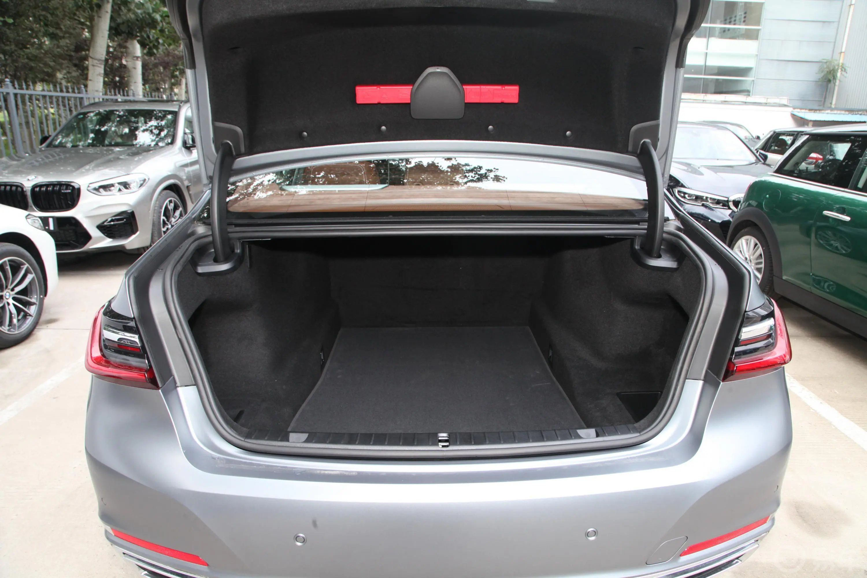 宝马7系740Li xDrive 行政型 豪华套装后备厢空间特写