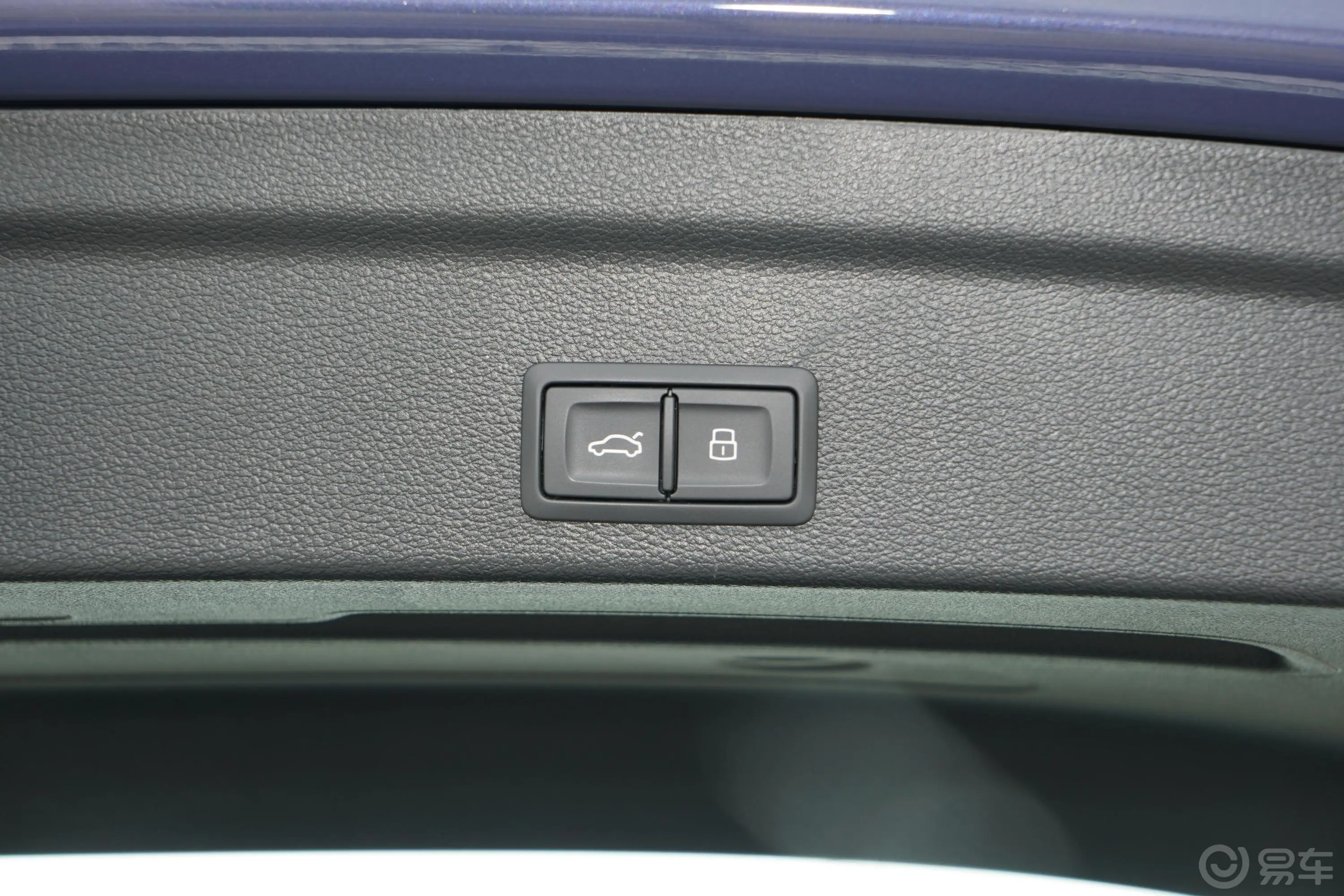 奥迪Q3 Sportback45 TFSI quattro 豪华型电动尾门按键（手动扶手）
