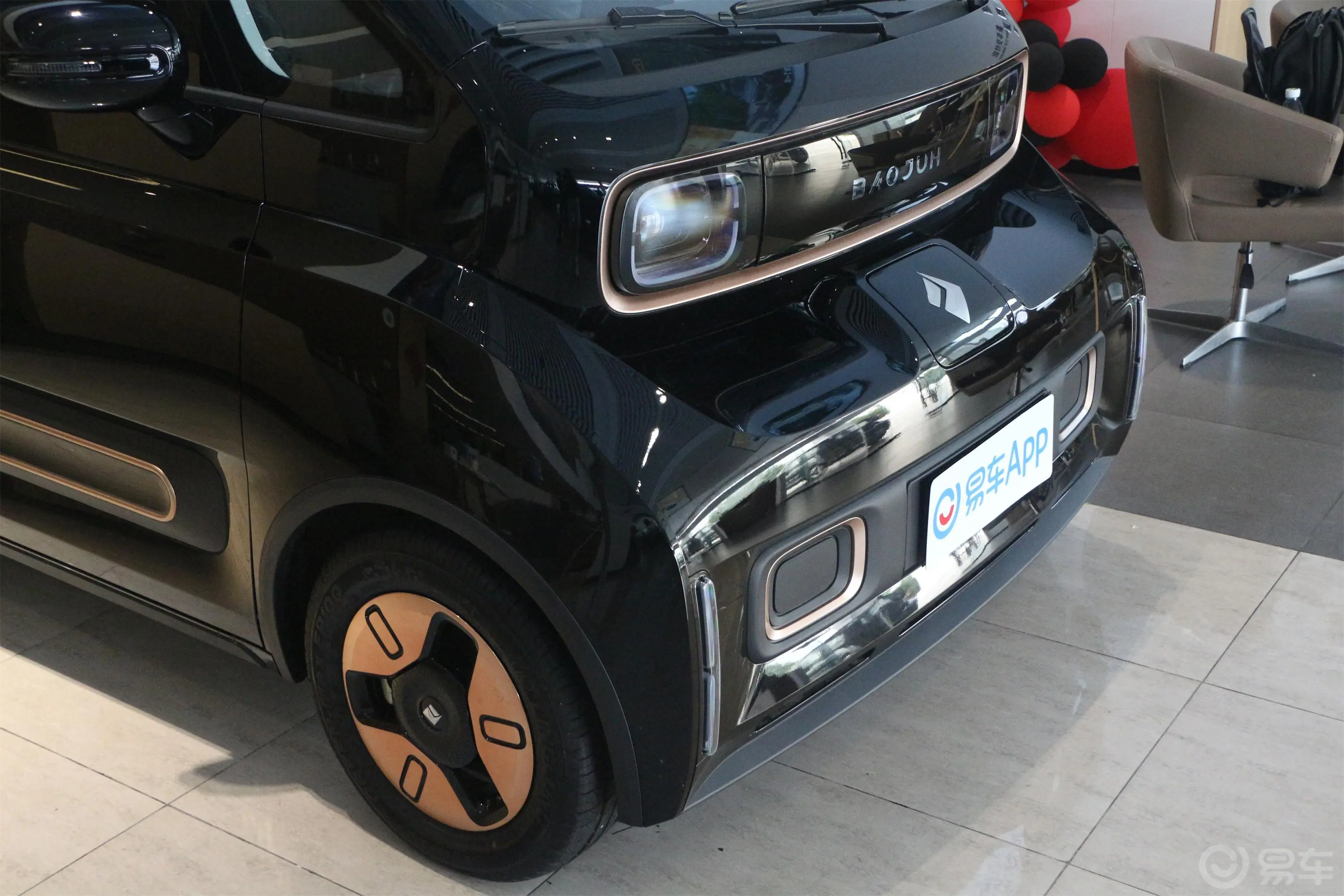 宝骏KiWi EV305km 设计师 多氟多新能源31.9kWh三元锂前格栅侧俯拍