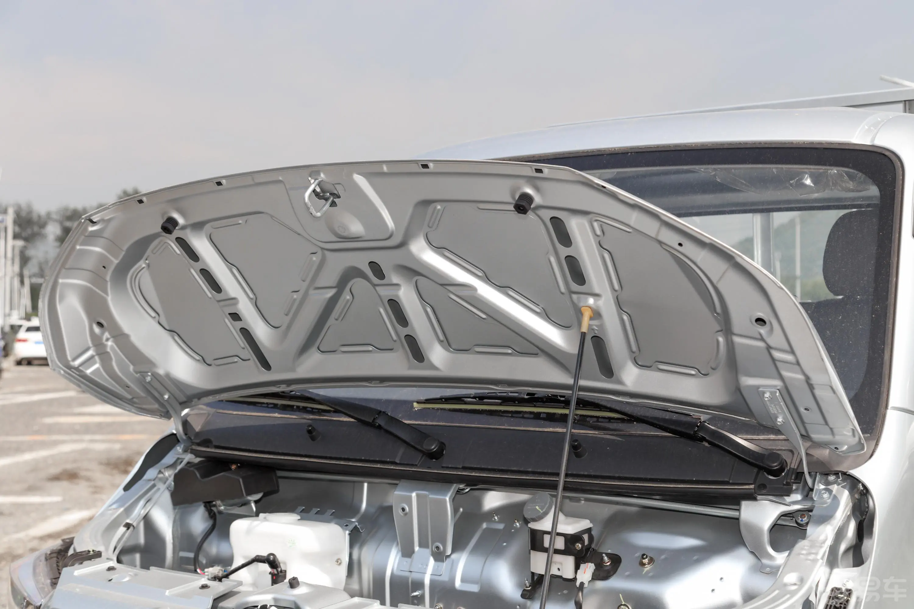 神骐T301.6L 单排3.3米标准车舒适型发动机舱盖内侧