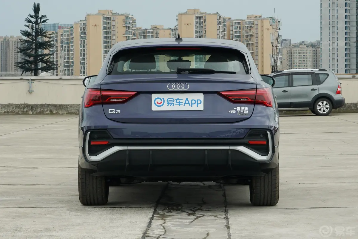 奥迪Q3 Sportback45 TFSI quattro 豪华型正后水平