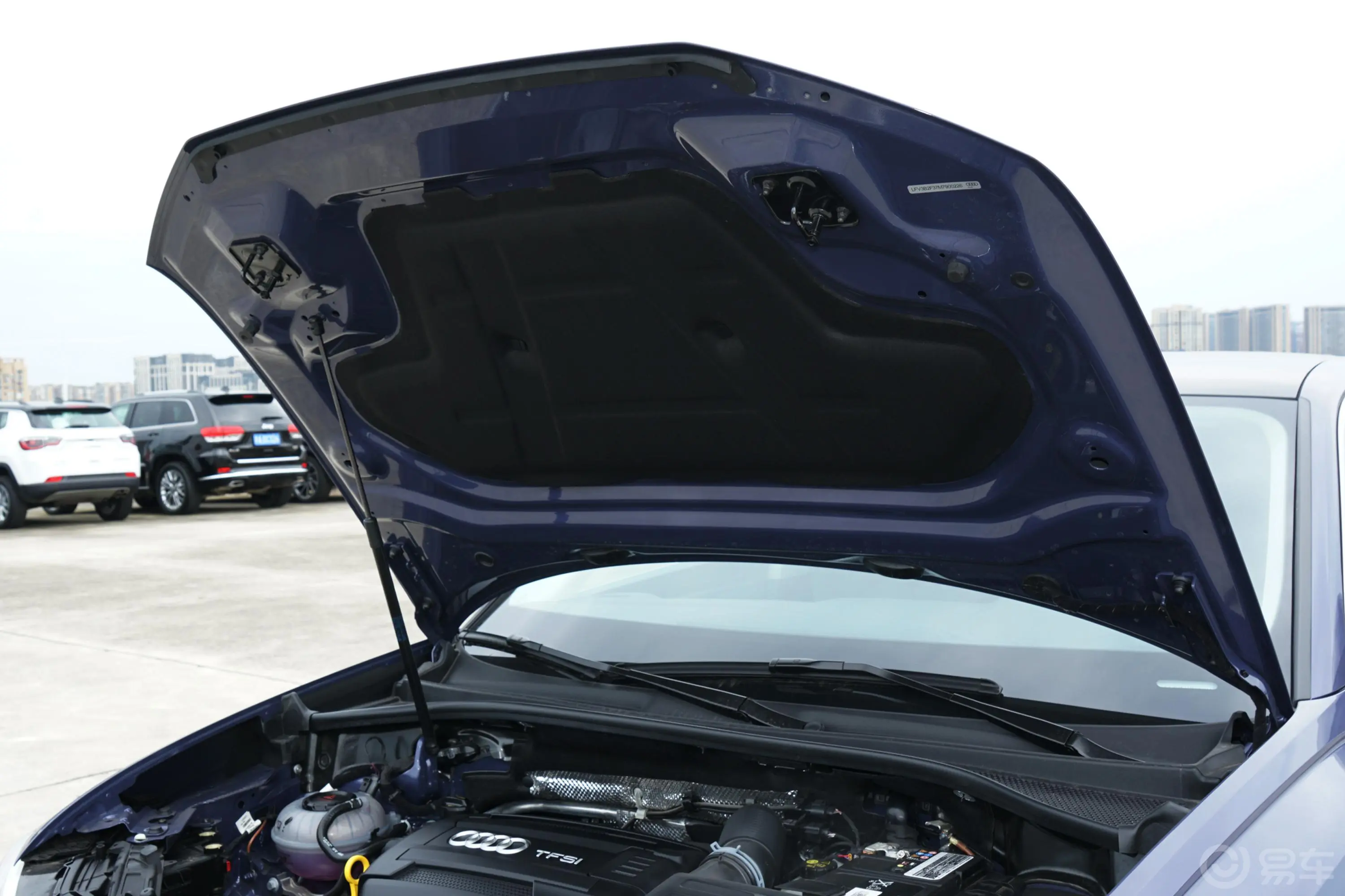 奥迪Q3 Sportback45 TFSI quattro 豪华型发动机舱盖内侧