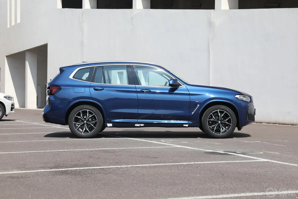 宝马X3xDrive 25i M运动套装正侧车头向右水平