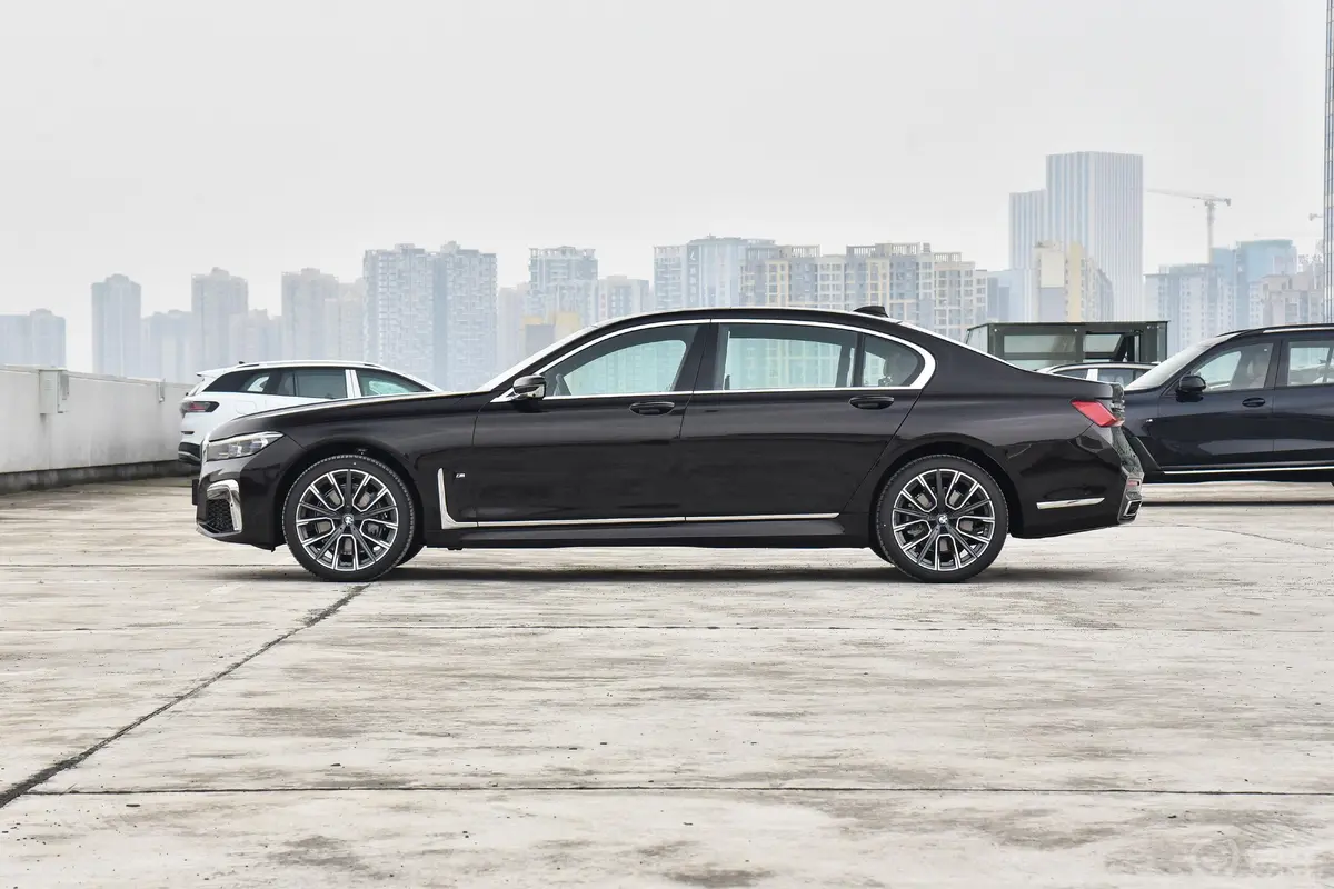 宝马7系740Li xDrive 行政型 M运动套装外观