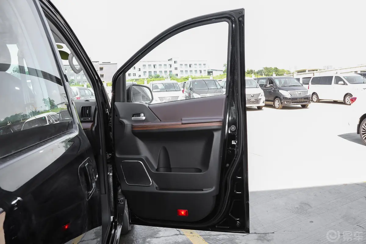 菱智PLUS旅行版 2.0L 手动 舒适型 7座副驾驶员车门