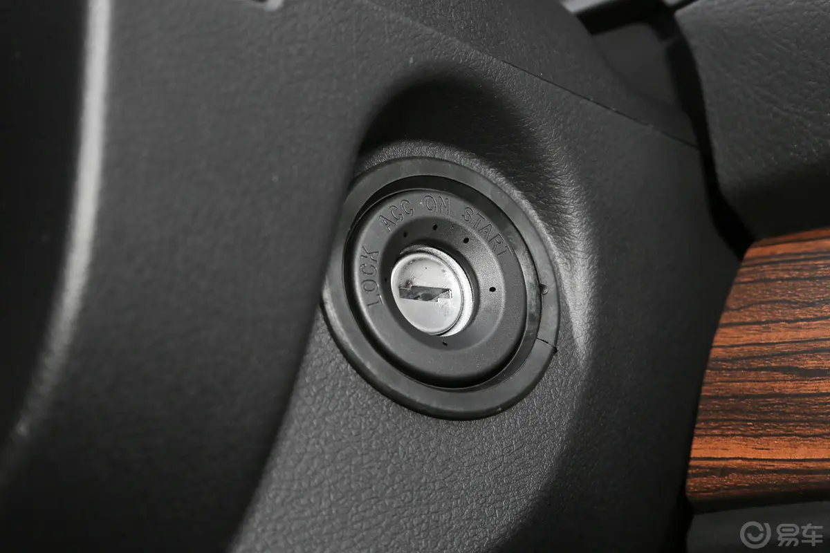 菱智PLUS旅行版 2.0L 手动 舒适型 9座钥匙孔或一键启动按键