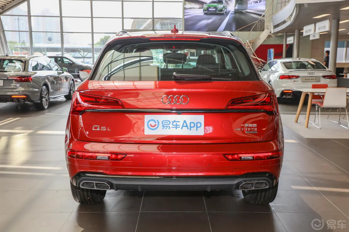 奥迪Q5L40 TFSI 豪华动感型正后水平