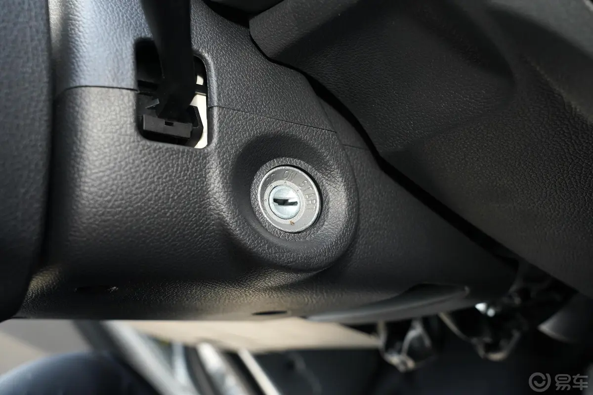 神骐T301.6L 双排3.01米标准车豪华型钥匙孔或一键启动按键
