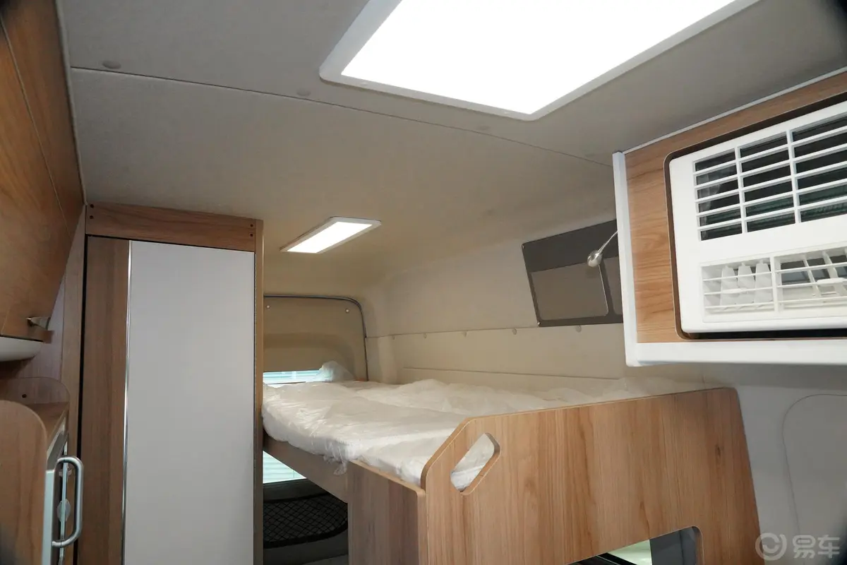上汽大通MAXUS V90房车旅行家V90 2.0T 自动 纵床豪华版空间