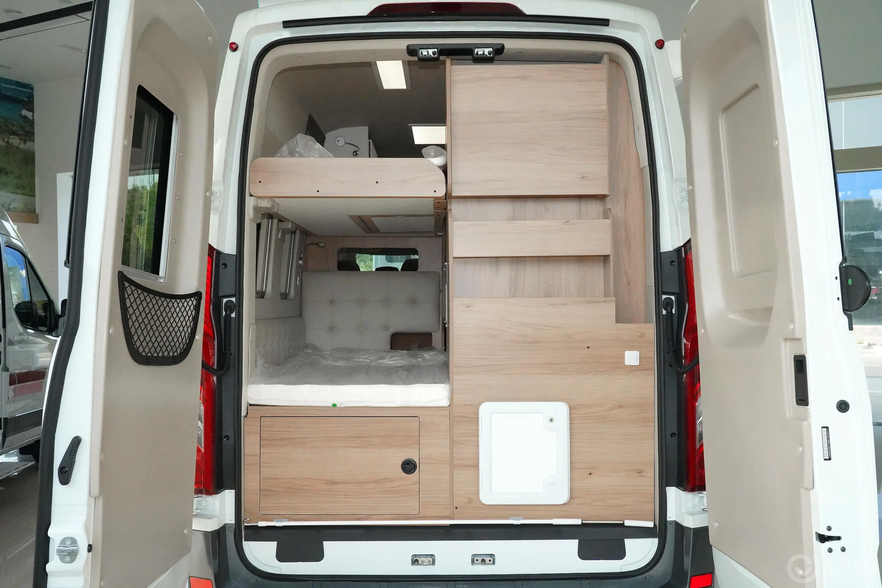 上汽大通MAXUS V90房车旅行家V90 2.0T 自动 纵床豪华版后备厢空间特写