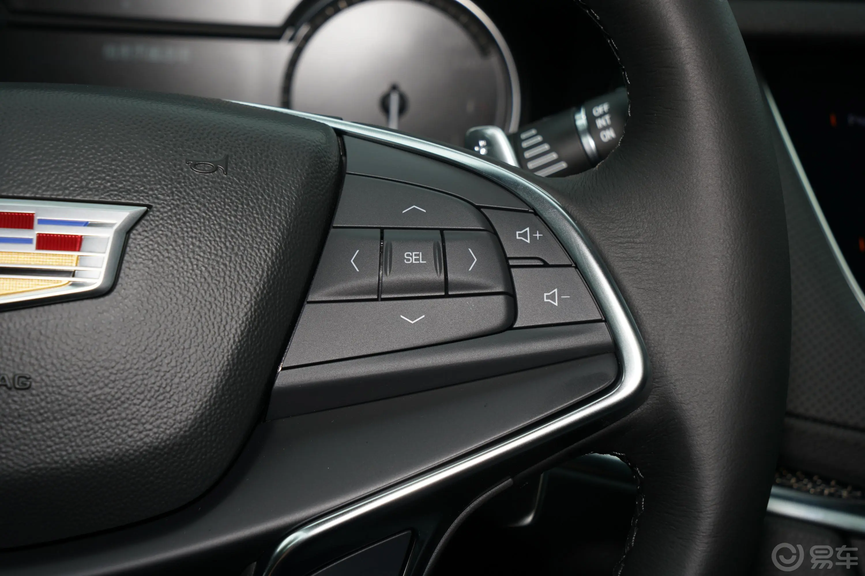 凯迪拉克XT5轻混 2.0T 四驱尊贵型右侧方向盘功能按键