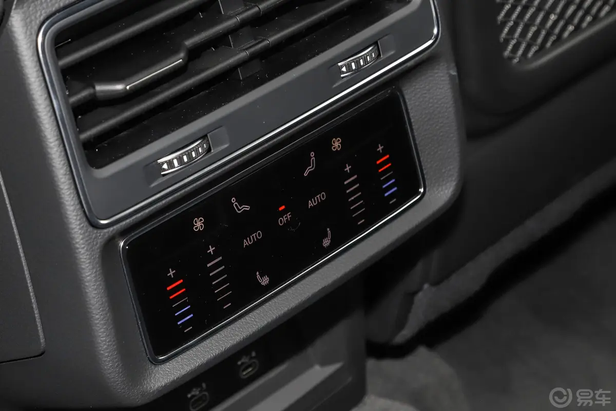 奥迪Q855 TFSI quattro 尊享动感型后排空调控制键